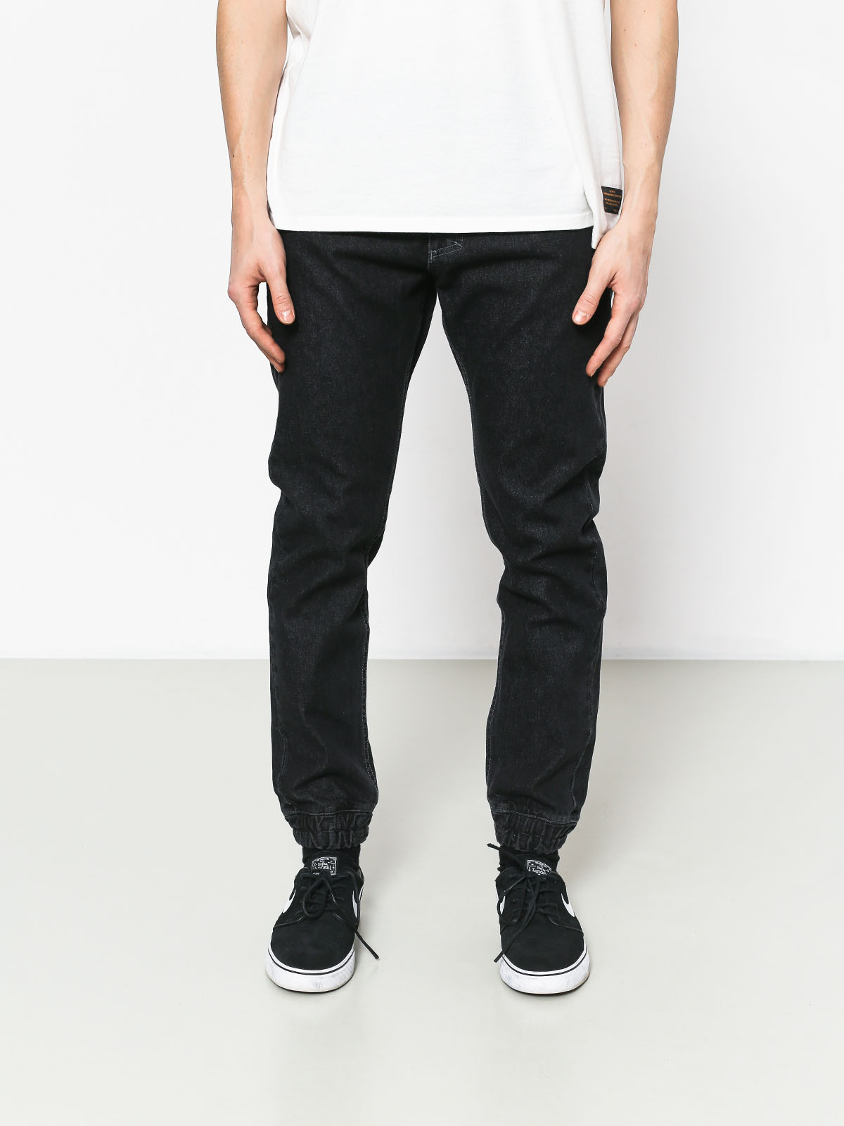 Spodnie MassDnm Base Jogger Jeans Sneaker Fit (black rinse)