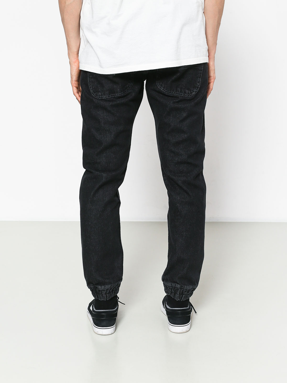 Spodnie MassDnm Base Jogger Jeans Sneaker Fit (black rinse)