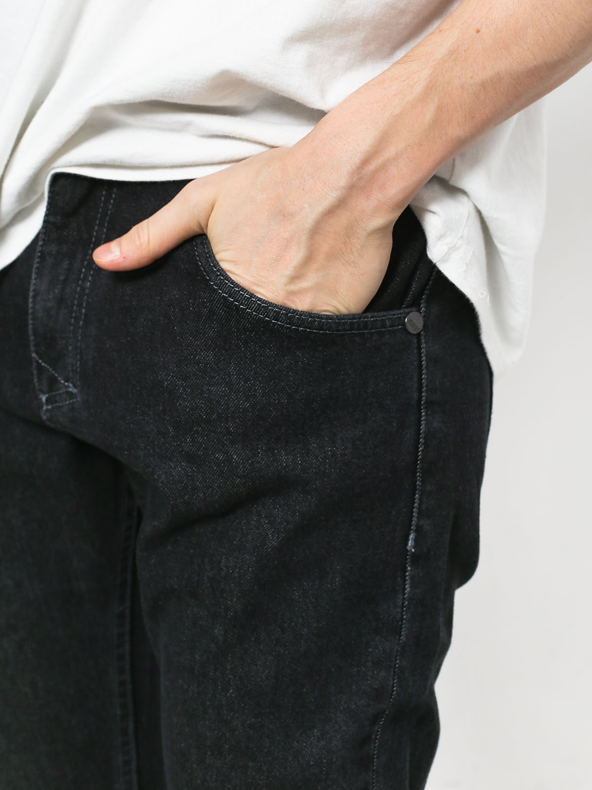 Spodnie MassDnm Base Jogger Jeans Sneaker Fit (black rinse)