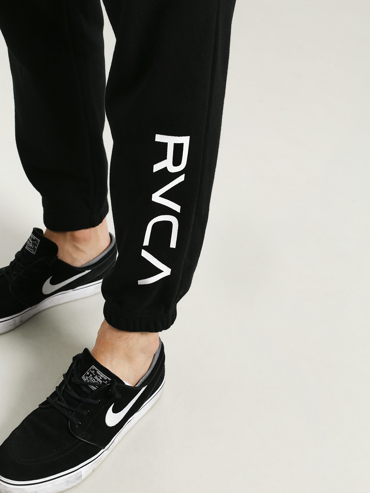 Spodnie RVCA Cage Sweatpant (black)