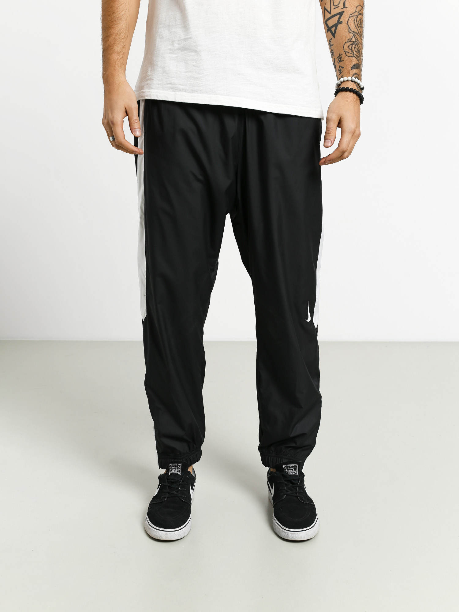Spodnie Nike SB Shield Trck Pnt Swoosh (black/white/white)