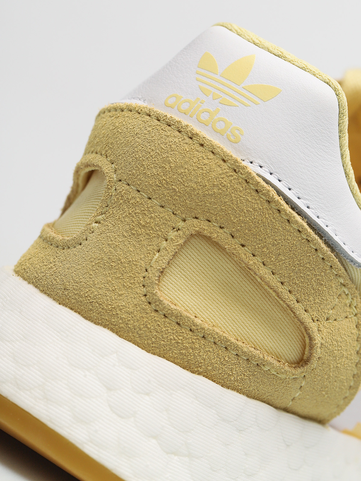 Buty adidas I5923 Wmn (cleyel/ftwwht/gum3)