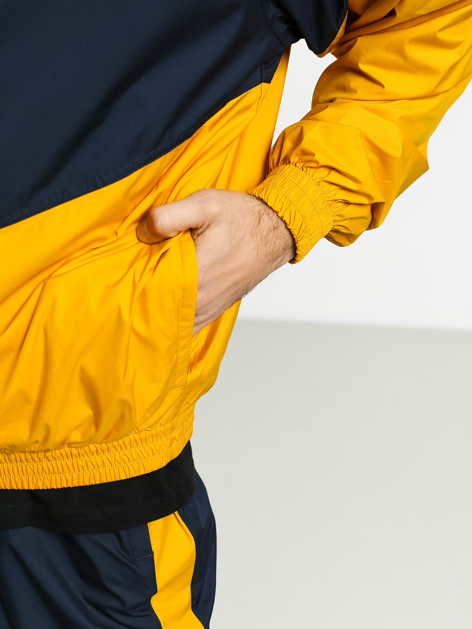 Kurtka Nike SB Sheild Seasonal (obsidian/dark sulfur/dark sulfur)
