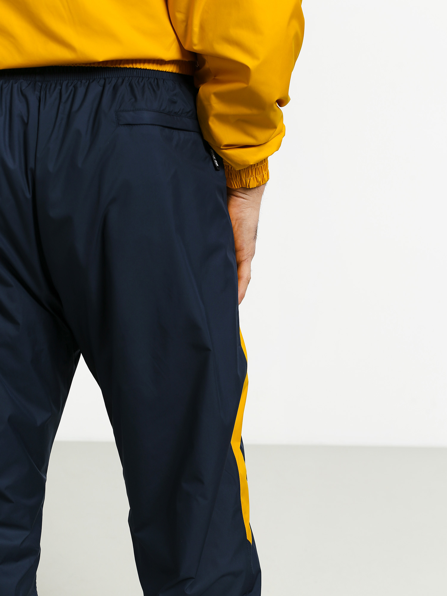 Spodnie Nike SB Shield Trck Pnt Swoosh (obsidian/dark sulfur/dark sulfur)