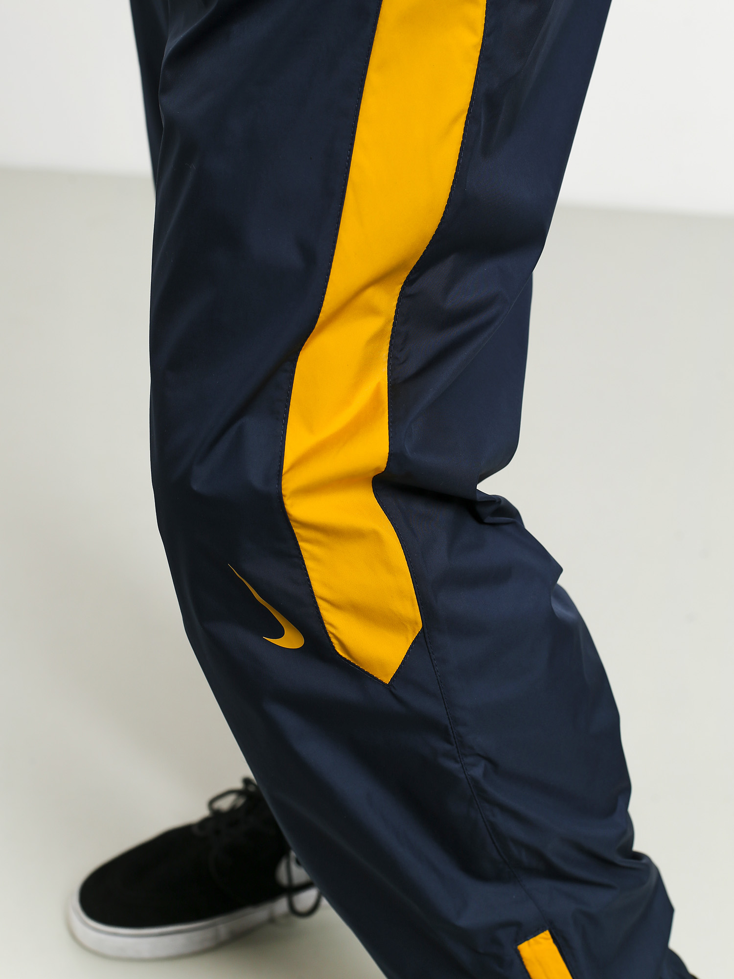 Spodnie Nike SB Shield Trck Pnt Swoosh (obsidian/dark sulfur/dark sulfur)