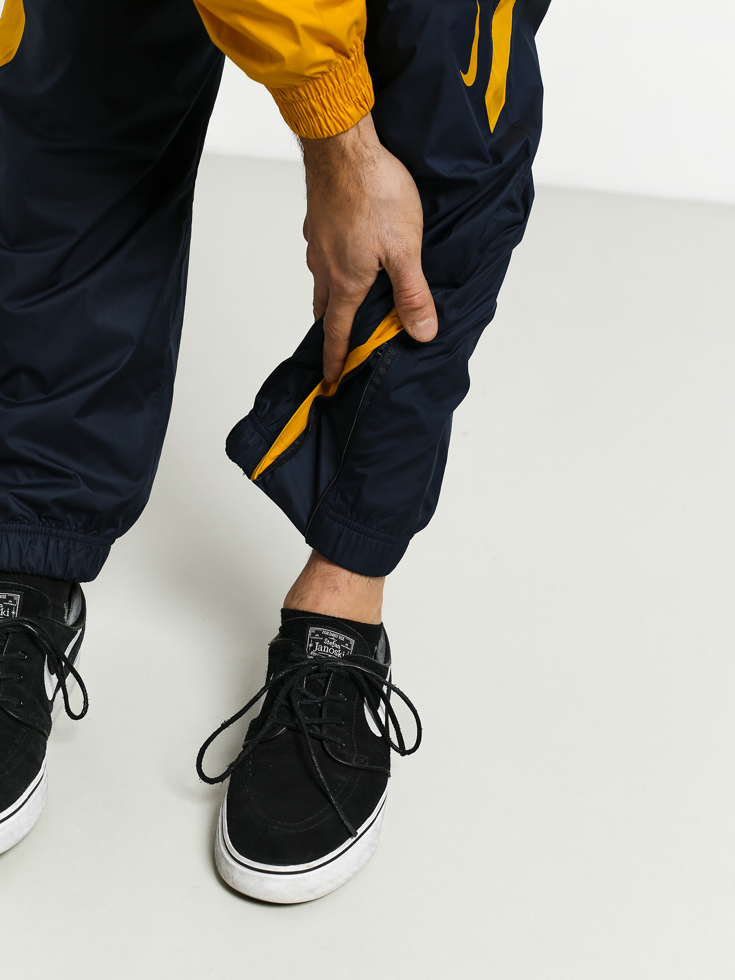 Spodnie Nike SB Shield Trck Pnt Swoosh (obsidian/dark sulfur/dark sulfur)