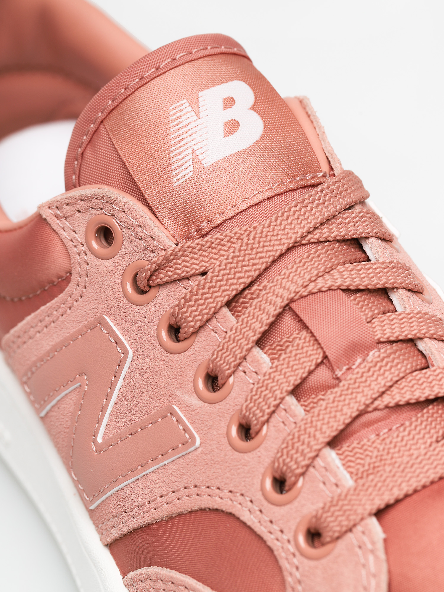 Buty New Balance PROWT Wmn (red)