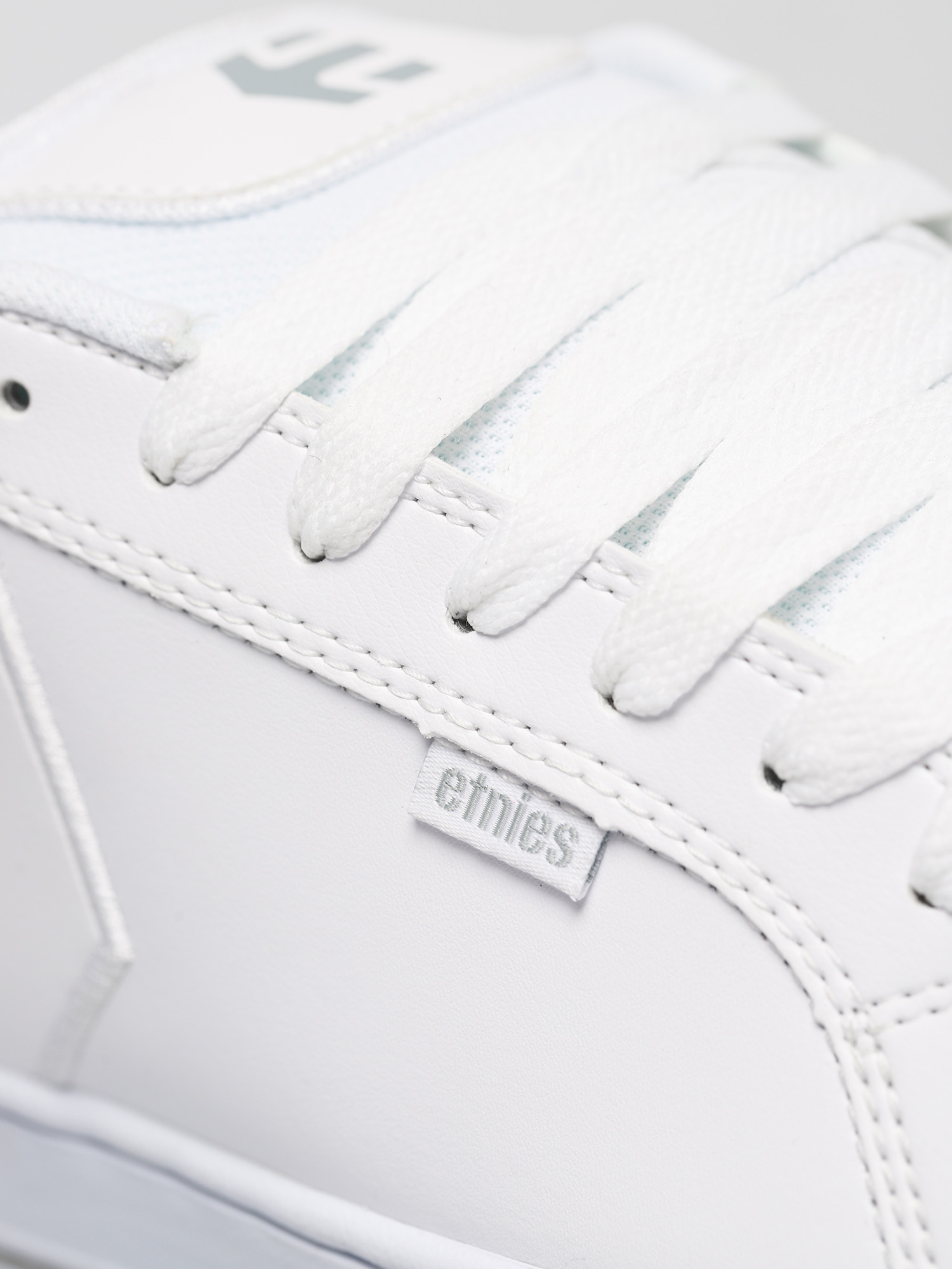 etnies fader white tan
