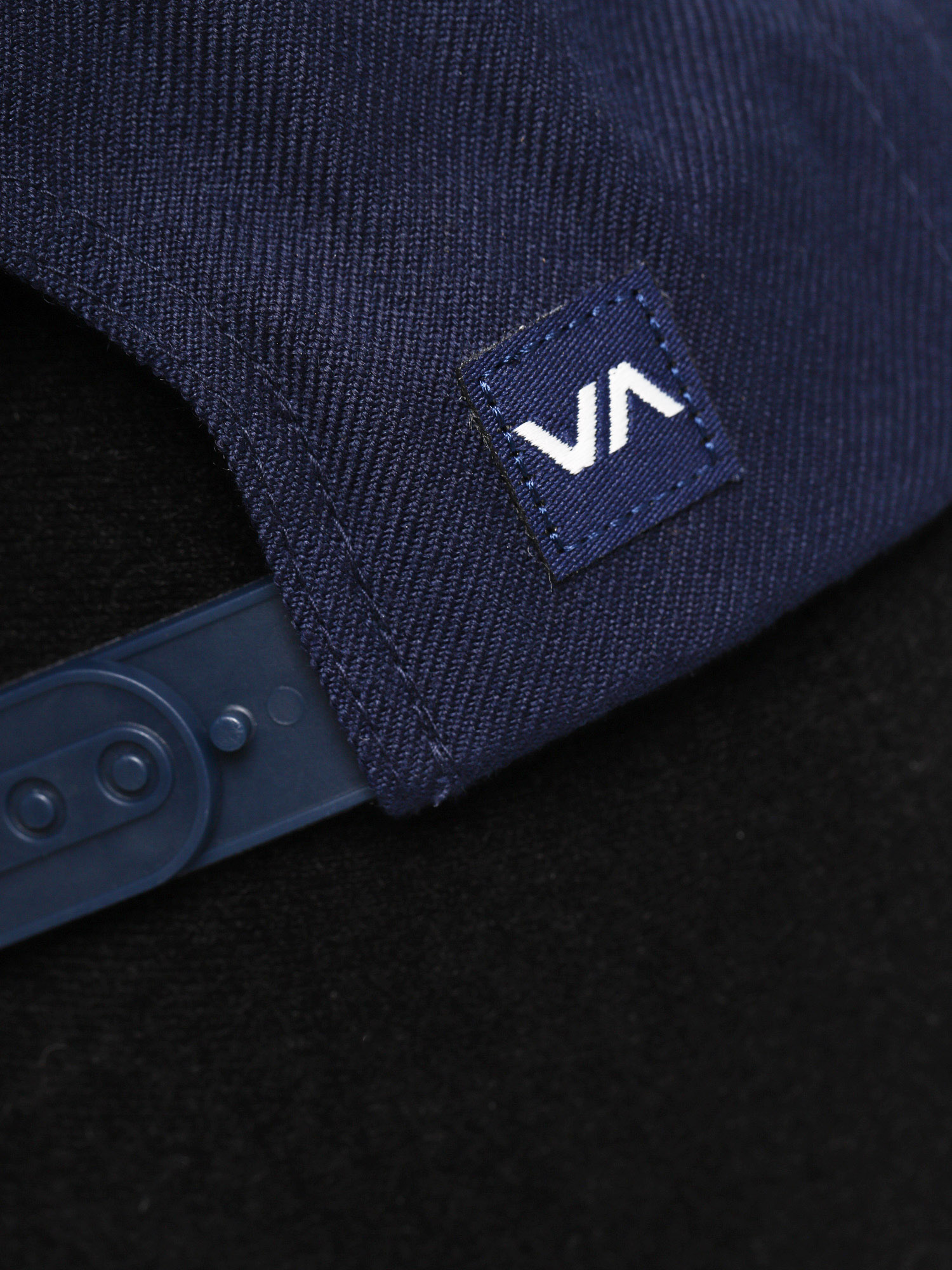 Czapka z daszkiem RVCA Strokes Snapback ZD (navy)