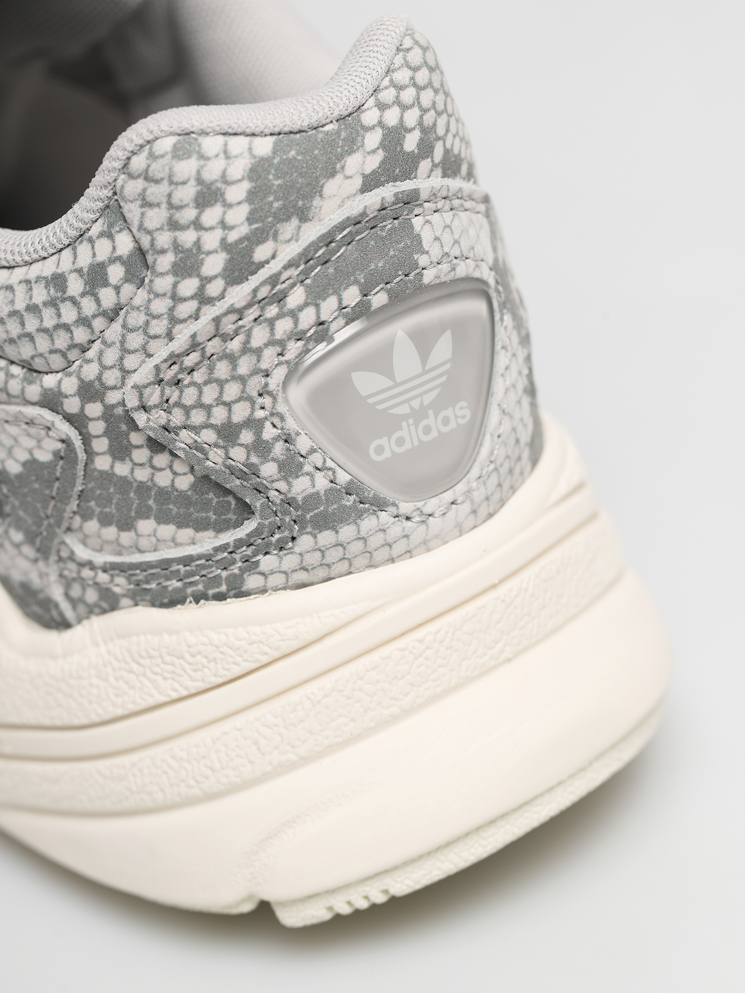 Buty adidas Originals Falcon Wmn (owhite/gretwo/ftwwht)