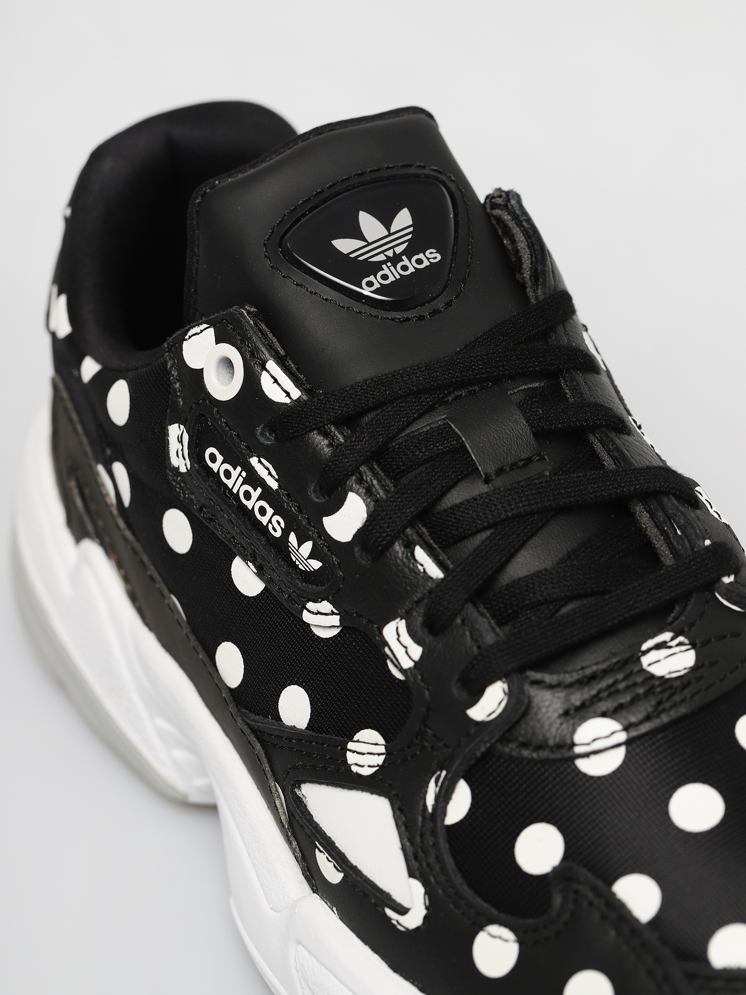 Buty adidas Originals Falcon Wmn (core black/crystal white/grey two)