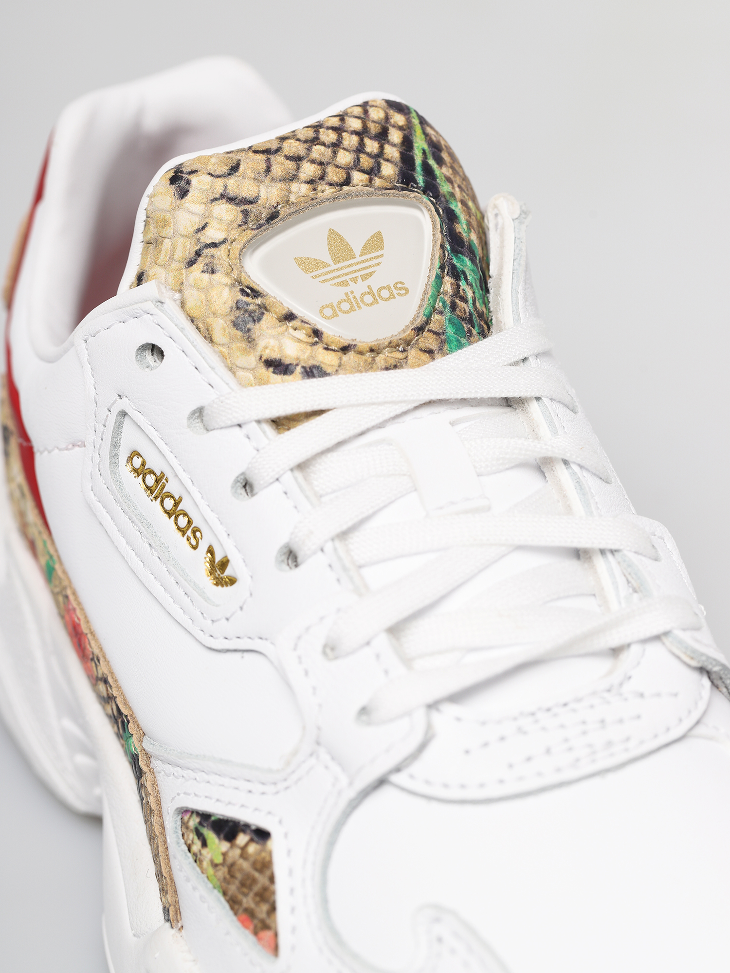 Buty adidas Originals Falcon Wmn (white/scarlet/gold met)