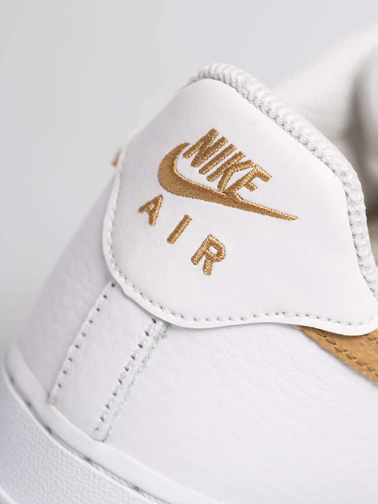 Buty Nike Air Force 1 Lv8 (white/club gold white)
