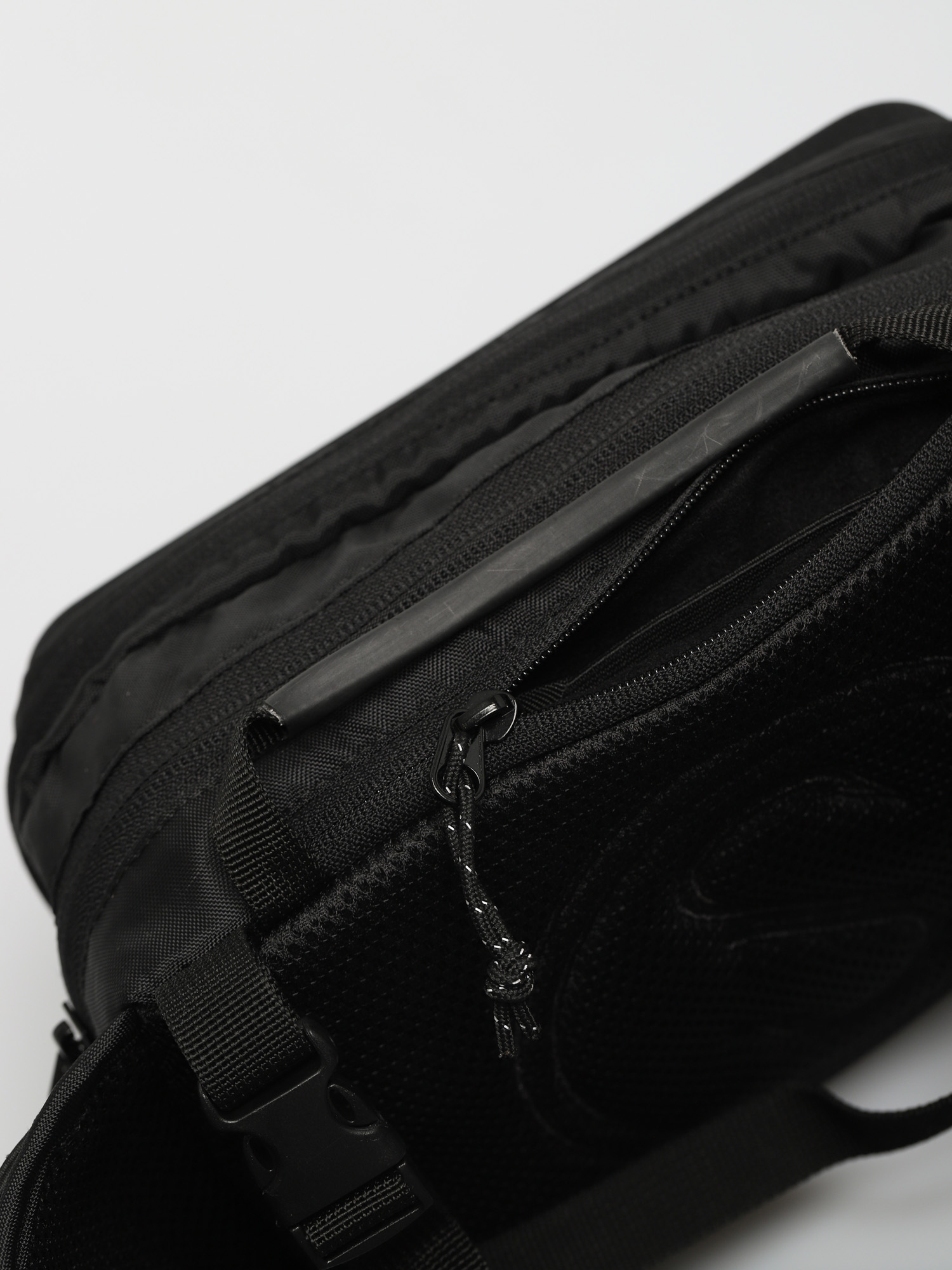 Nerka Salty Crew Rocks N Docks Hip Pack (black)