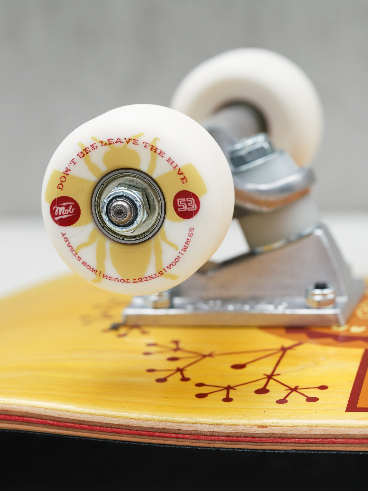 Deskorolka Mob Skateboards Bee (yellow)