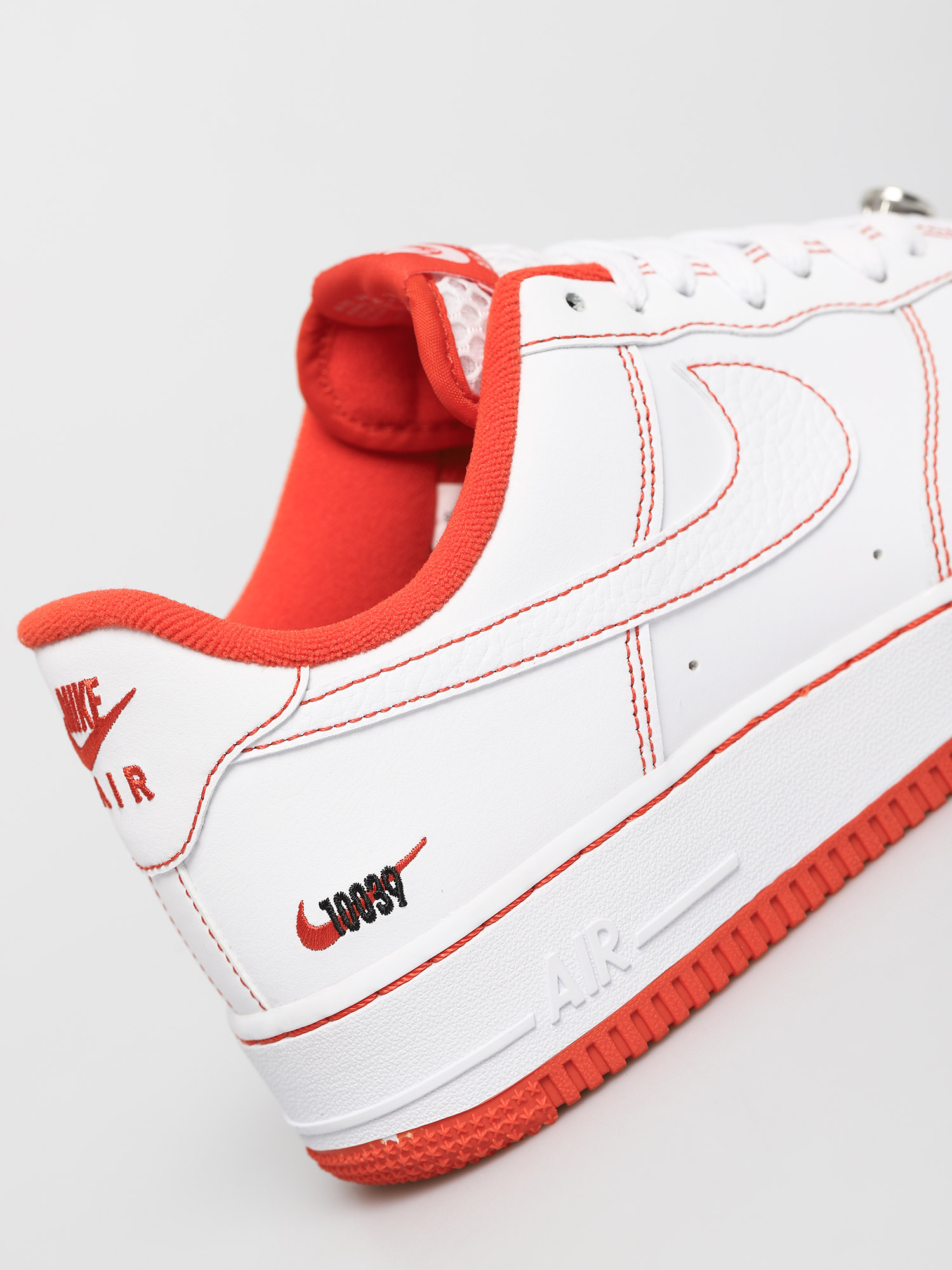 Buty Nike Air Force 1 07 Lv8 (white/team orange black)