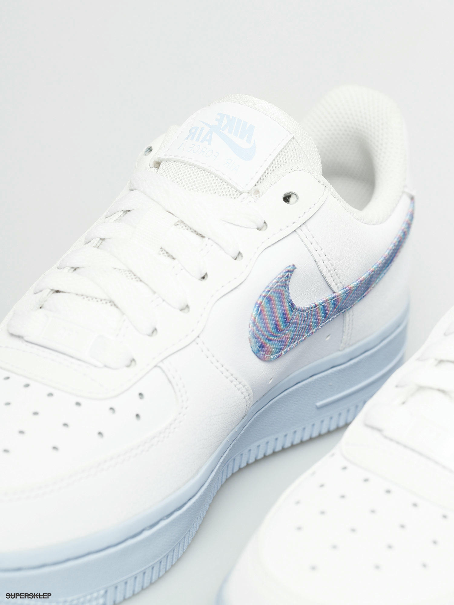 Buty Nike Air Force 1 07 Wmn (white/hydrogen blue laser blue)