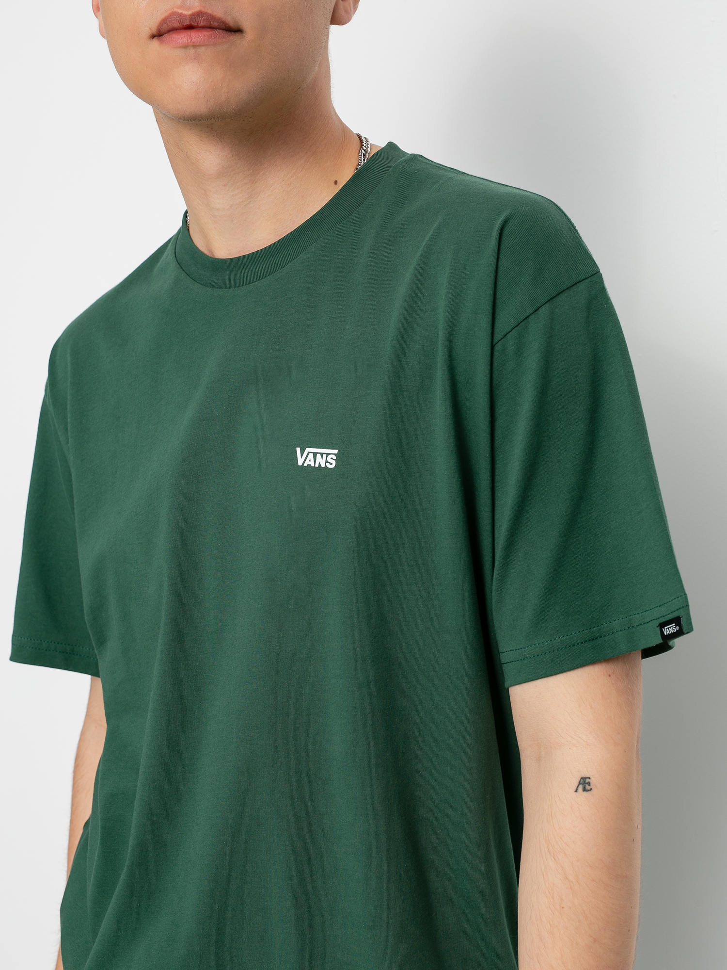 T-shirt Vans Left Chest Logo (pine needle/white)