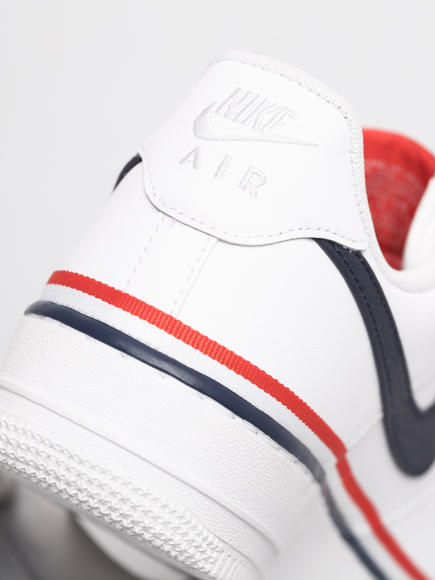 Buty Nike Air Force 1 07 Lv8 (white/obsidian habanero red)
