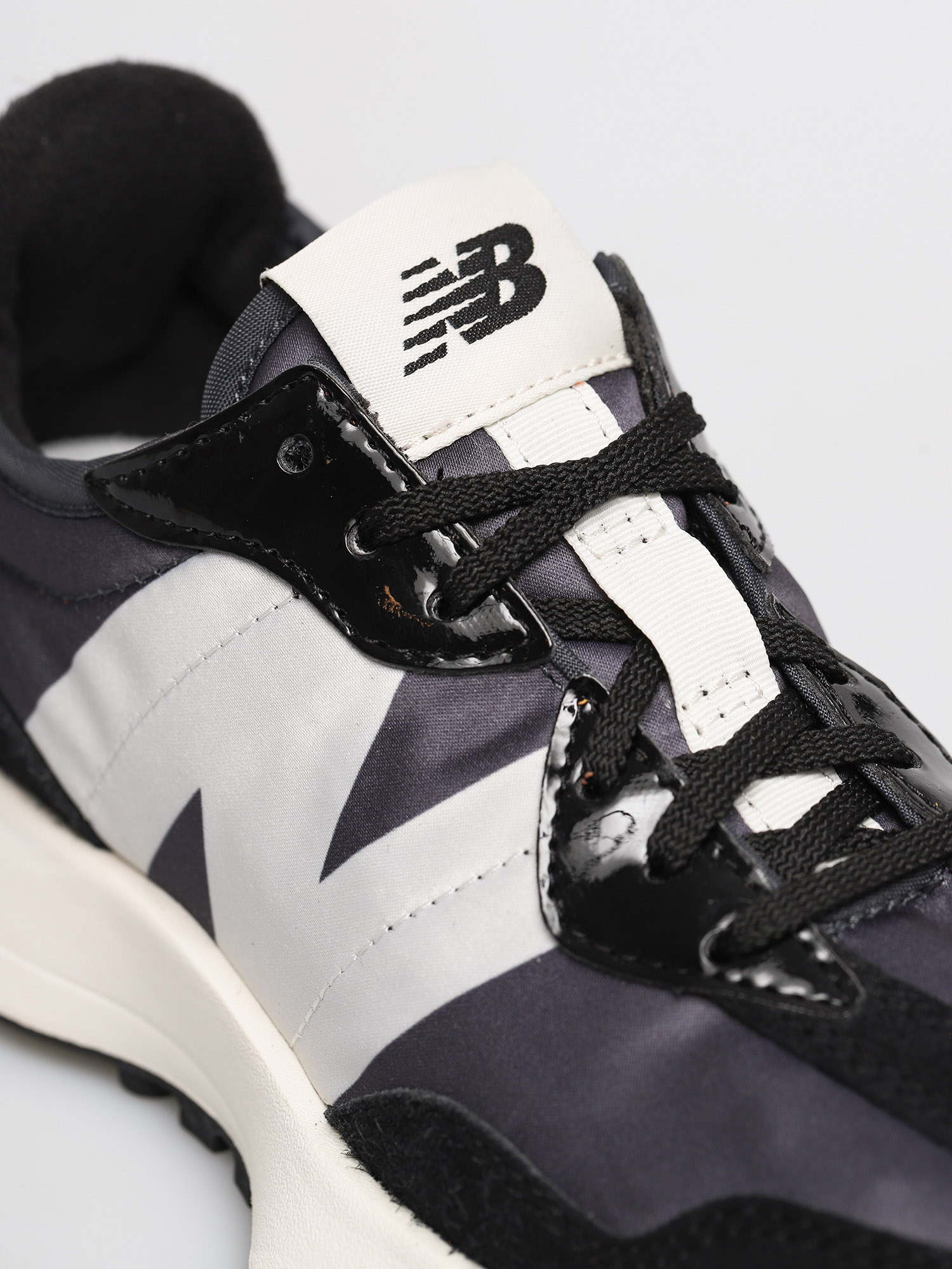 Buty New Balance 327 Wmn (black grey)
