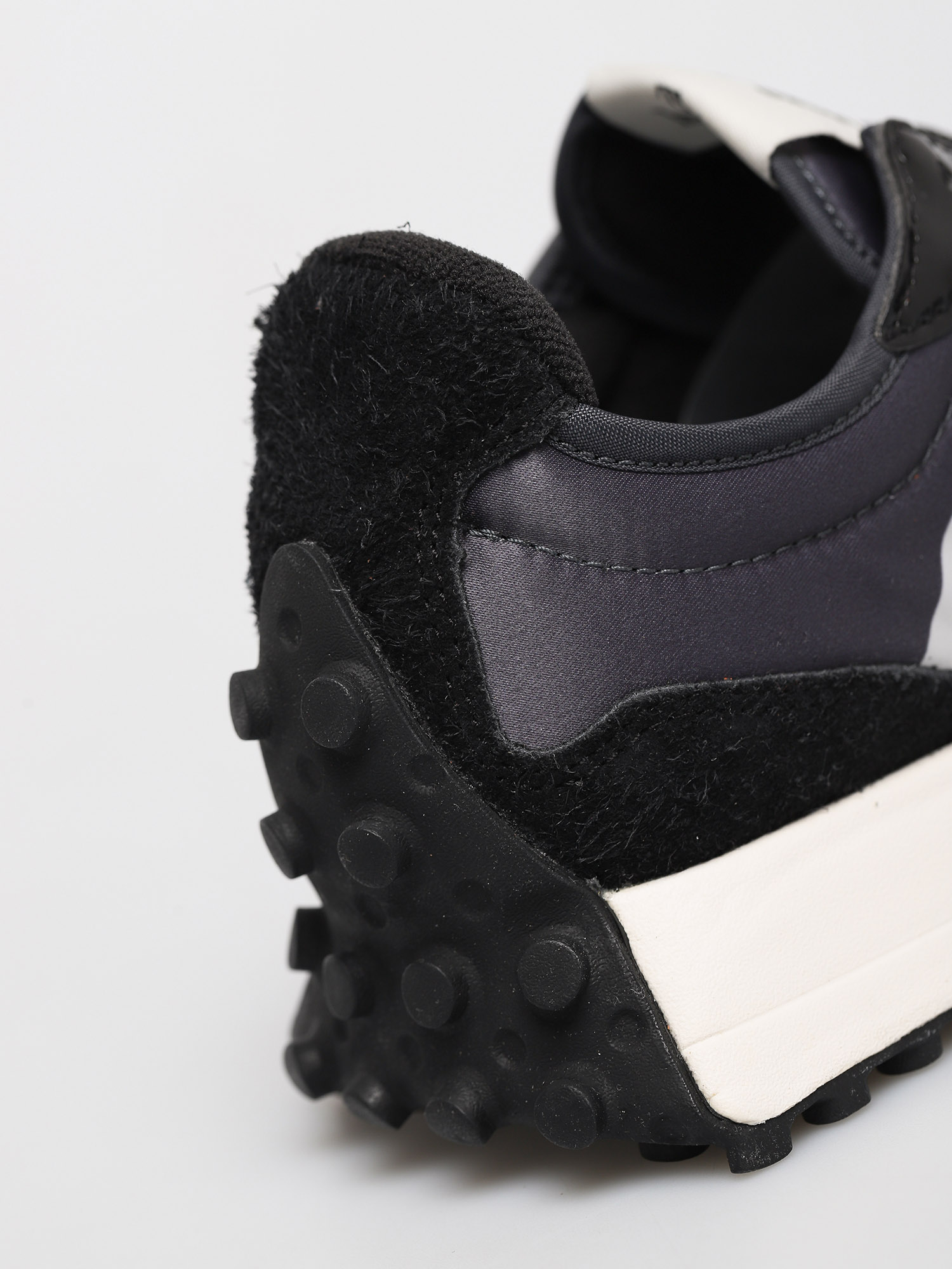 Buty New Balance 327 Wmn (black grey)