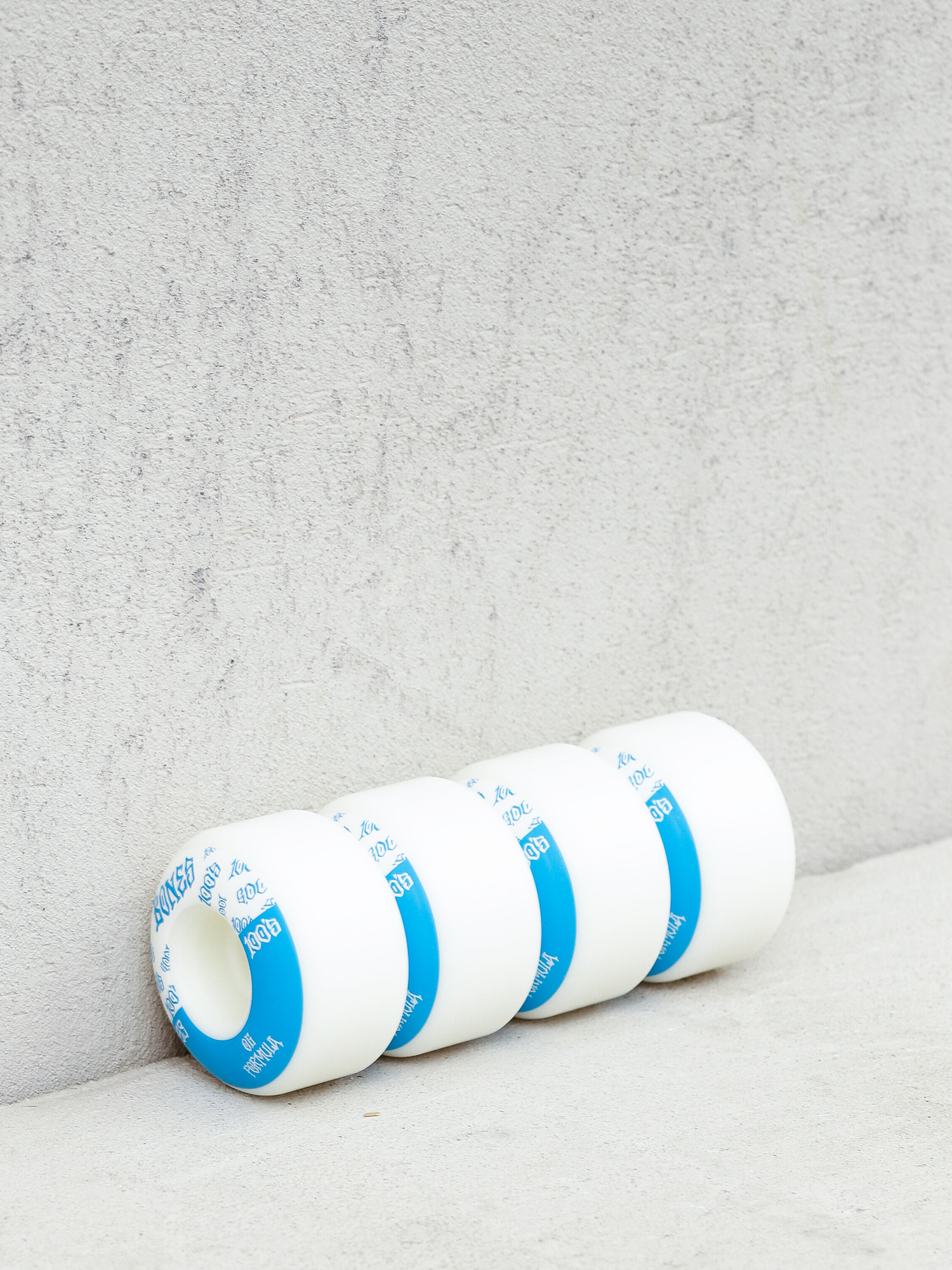 Kółka Bones 100#13 Wide Formula V4 (white/blue)