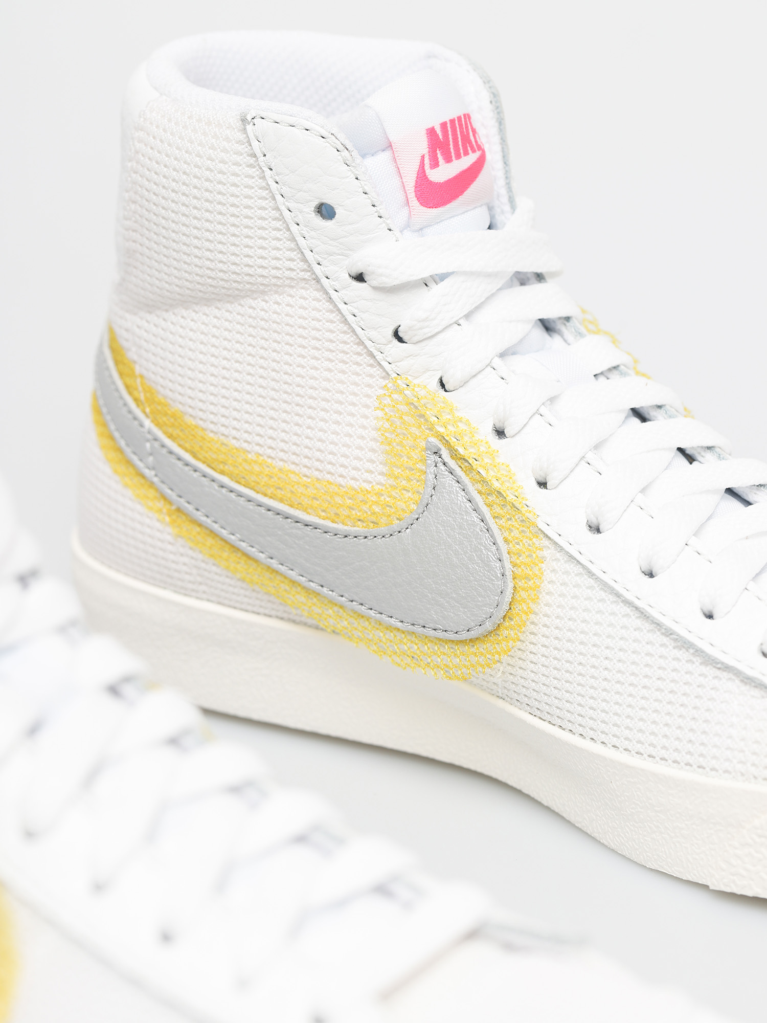 Buty Nike Blazer Mid Vintage 77 Wmn (white/metallic silver/university gold)