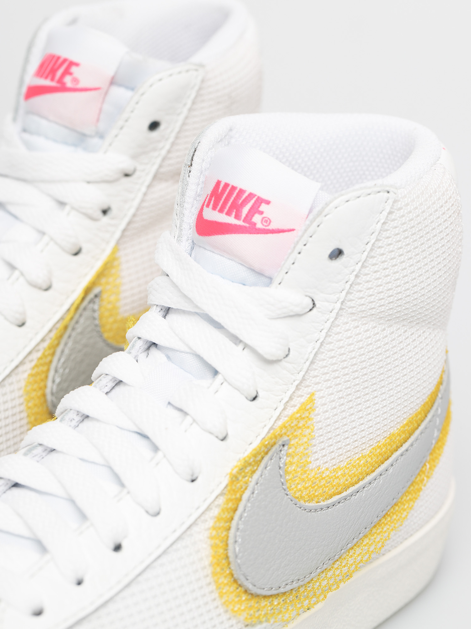 Buty Nike Blazer Mid Vintage 77 Wmn (white/metallic silver/university gold)