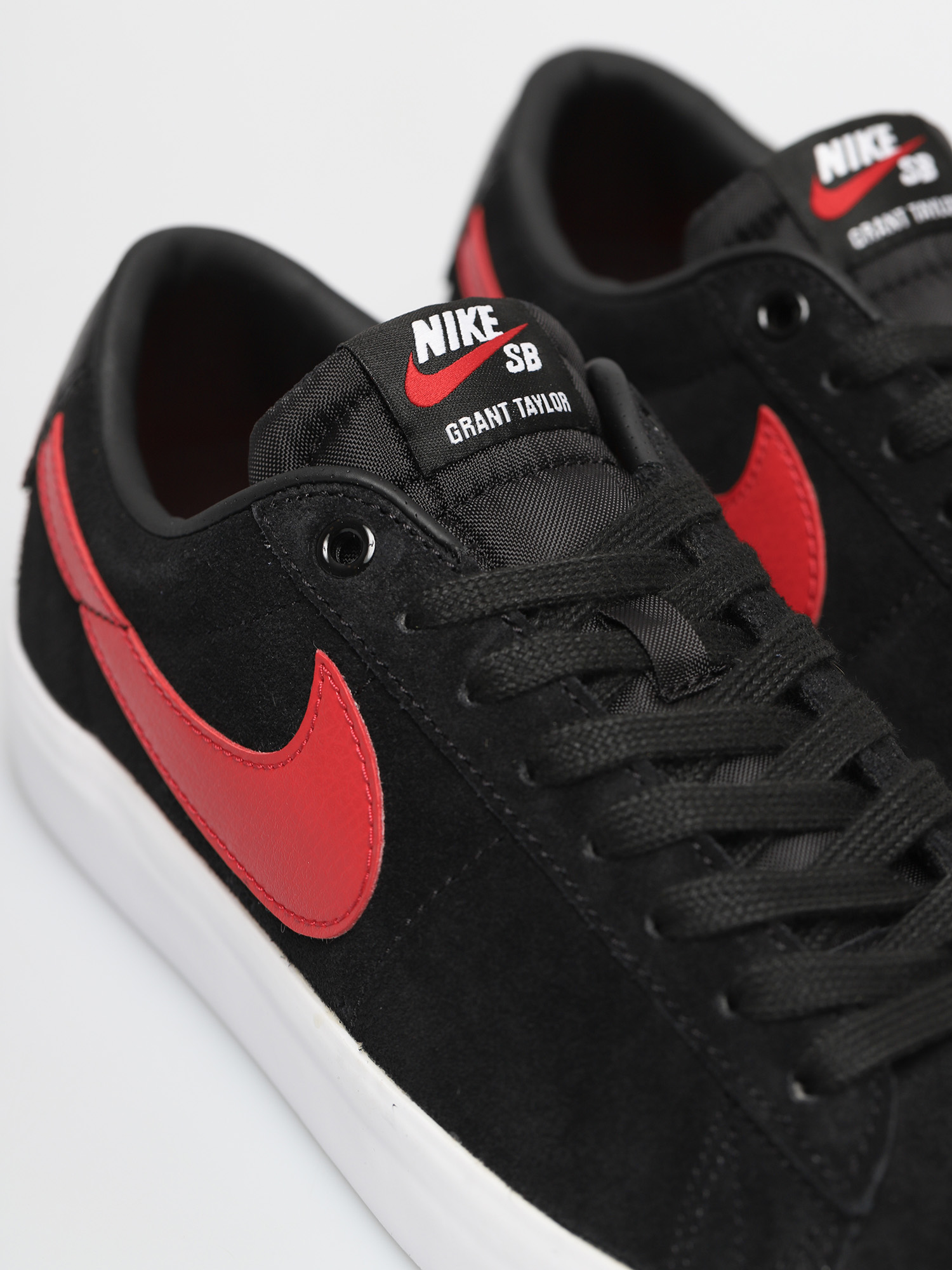 Buty Nike SB Blazer Low Gt (black/university red black white)