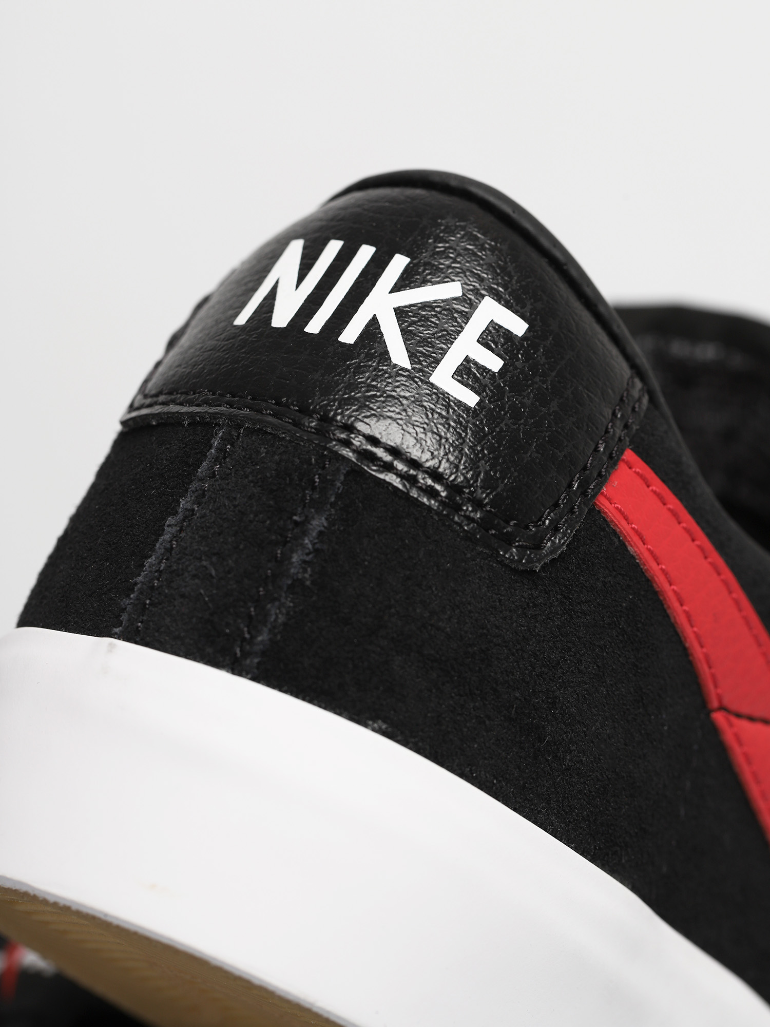 Buty Nike SB Blazer Low Gt (black/university red black white)