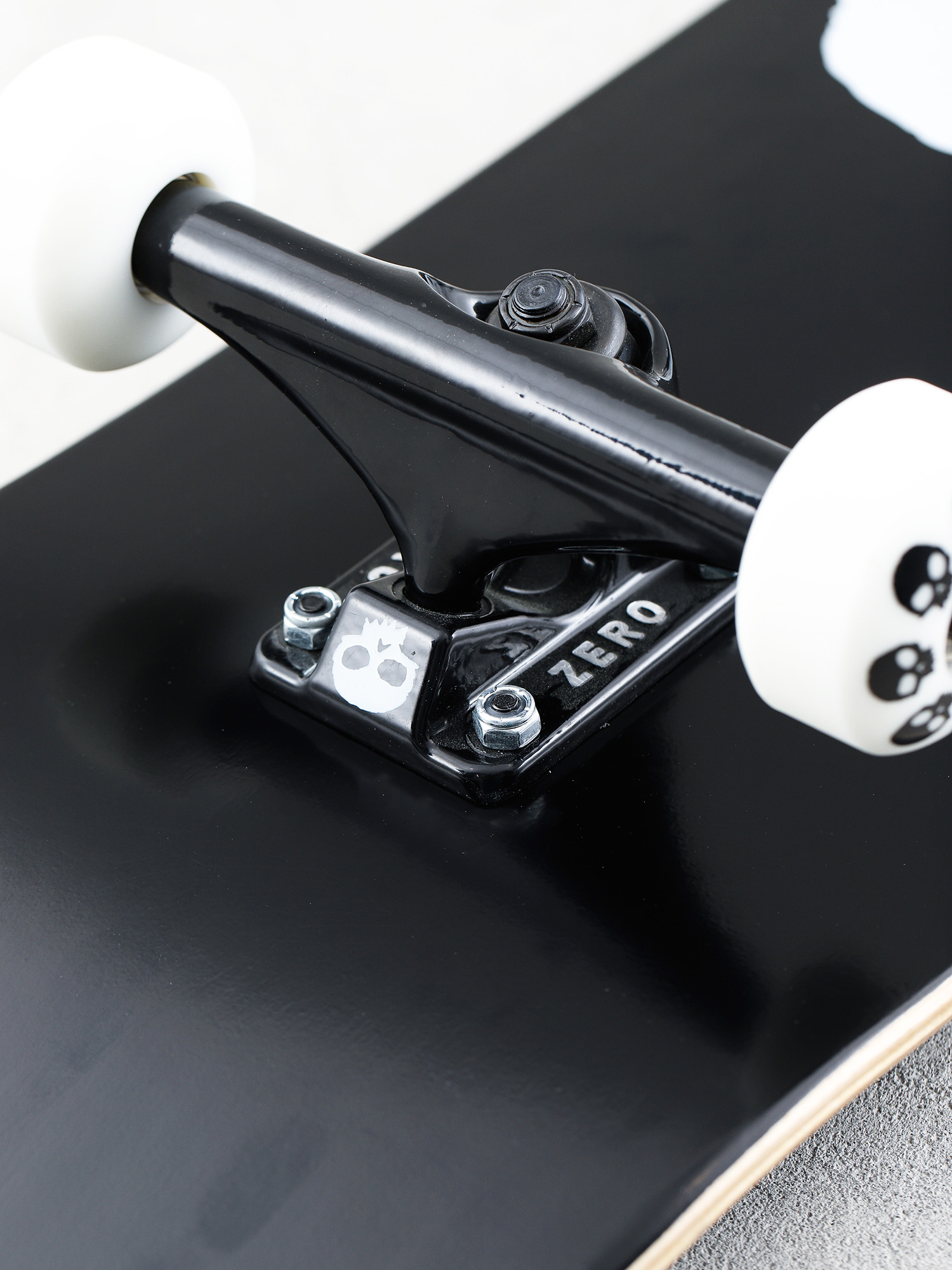 Deskorolka Zero Single Skull Classic (black/white)