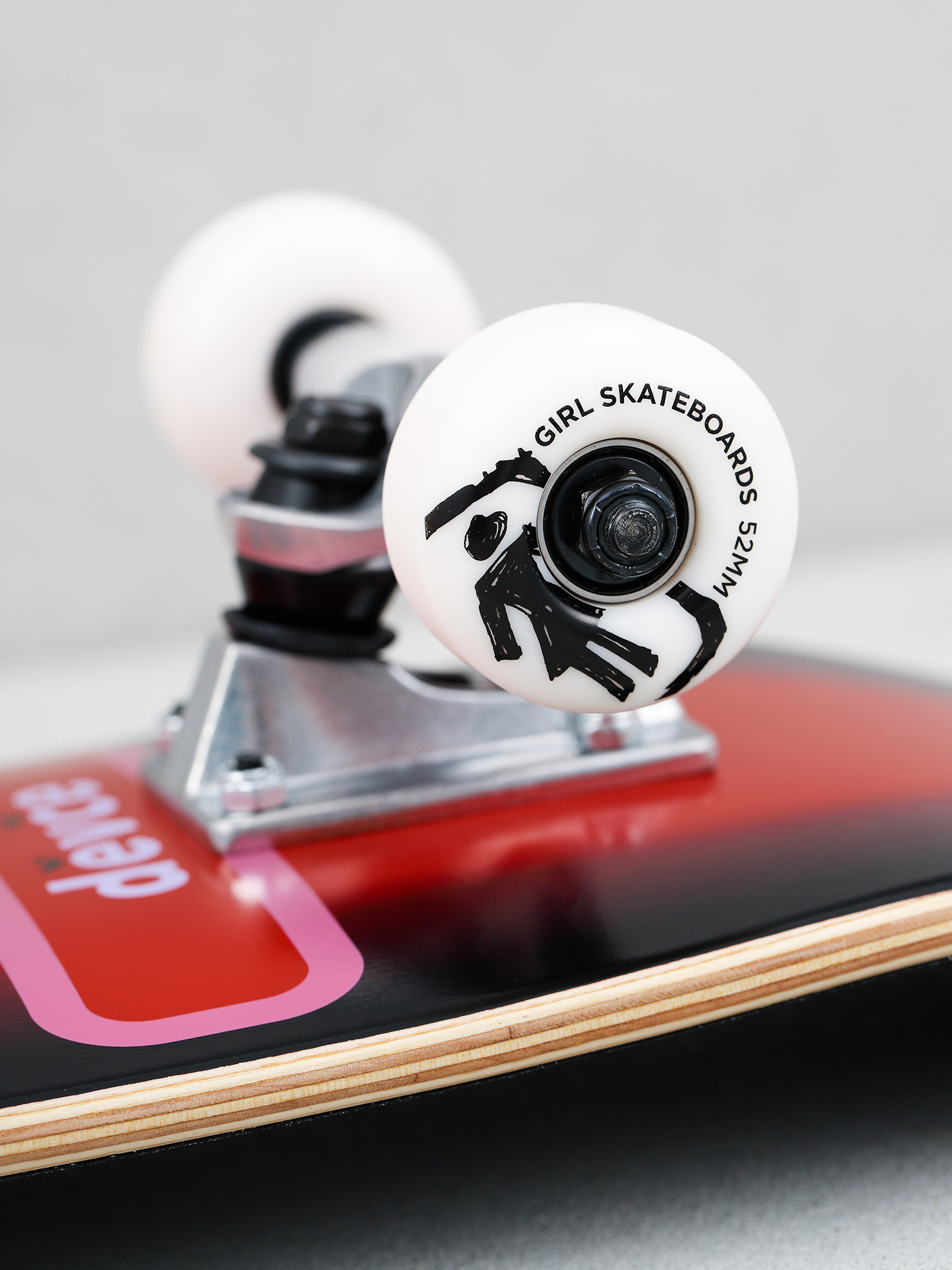 Deskorolka Girl S kateboard Howard 93 Til (black/red)