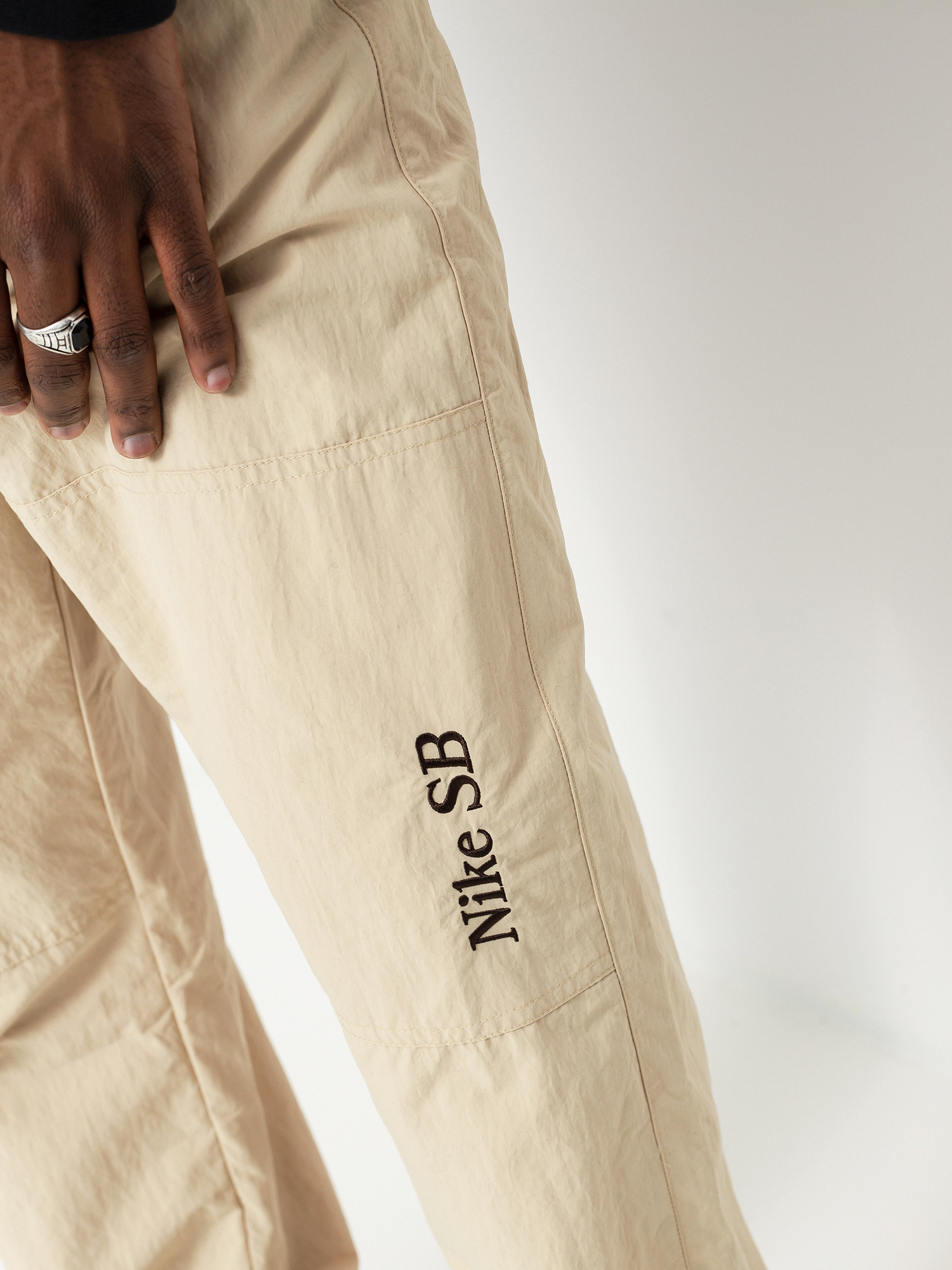 Spodnie Nike SB Left Leg Logo (grain/velvet brown)