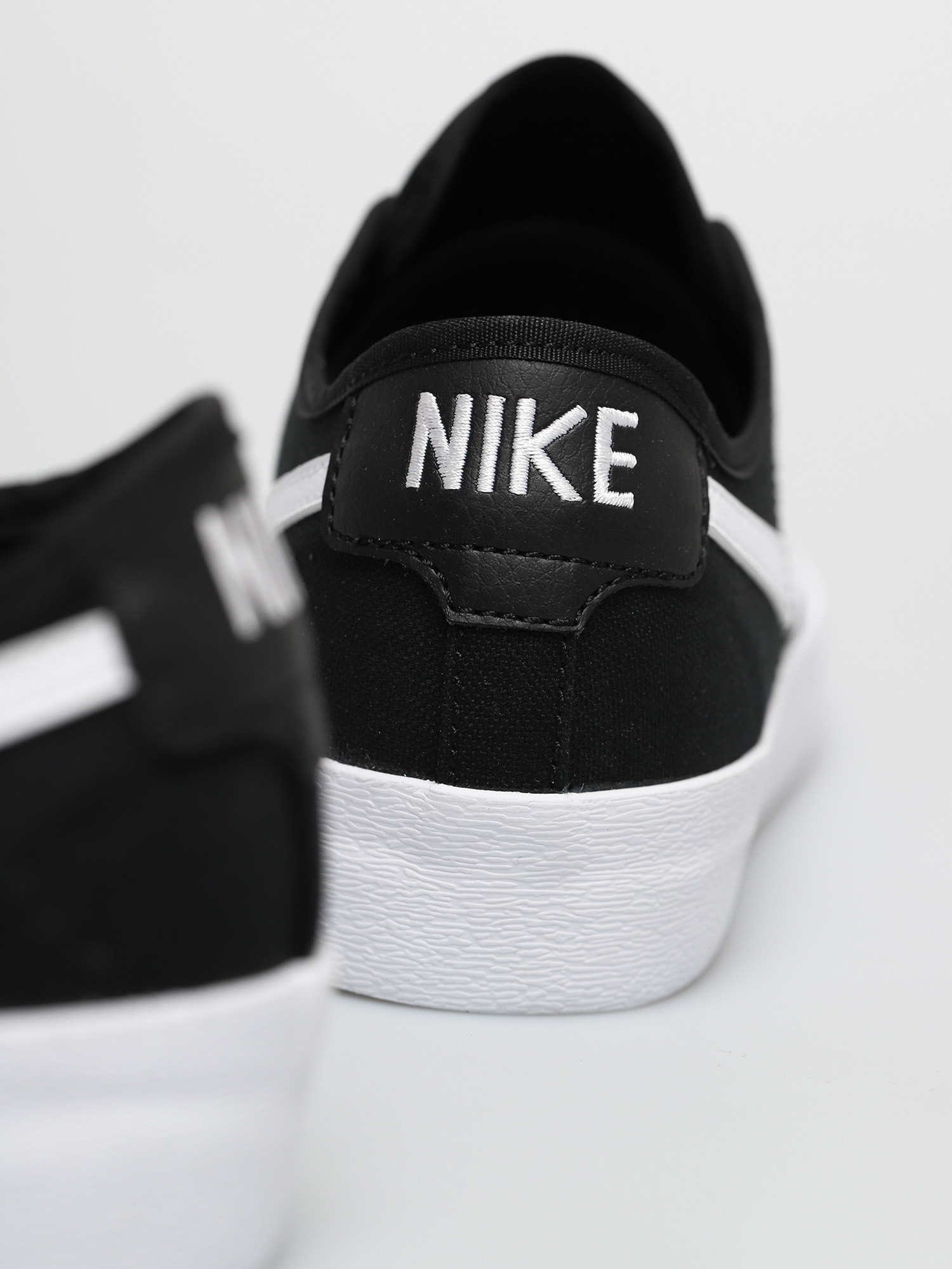 Buty Nike SB Blazer Court (black/white black gum light brown)