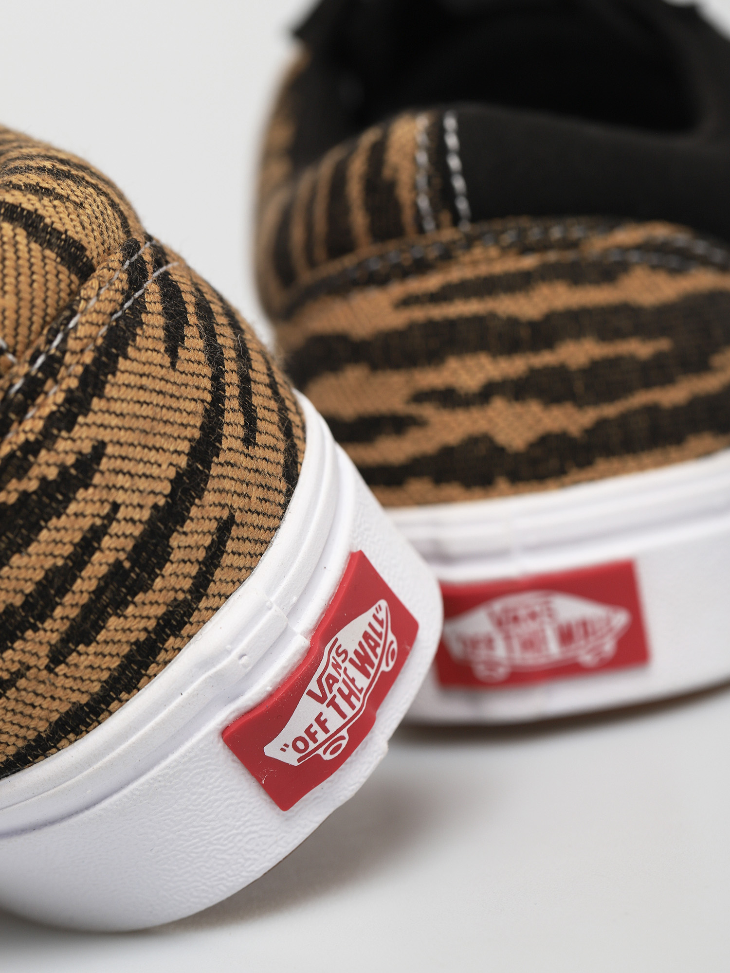 Buty Vans Comfycush Old Skool (le tigre black/orchid)