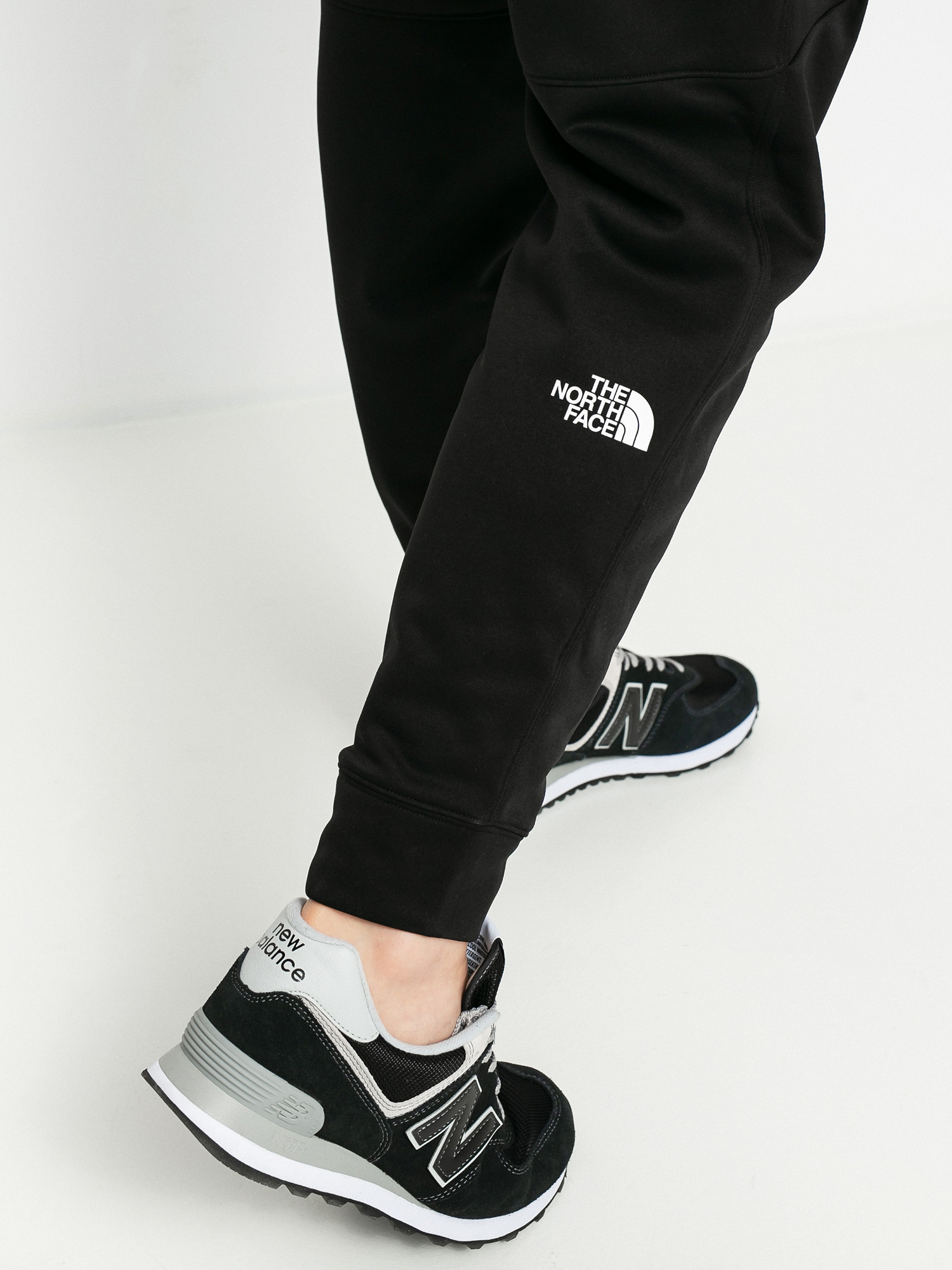 Spodnie The North Face Surgent Cuffed (tnf black)