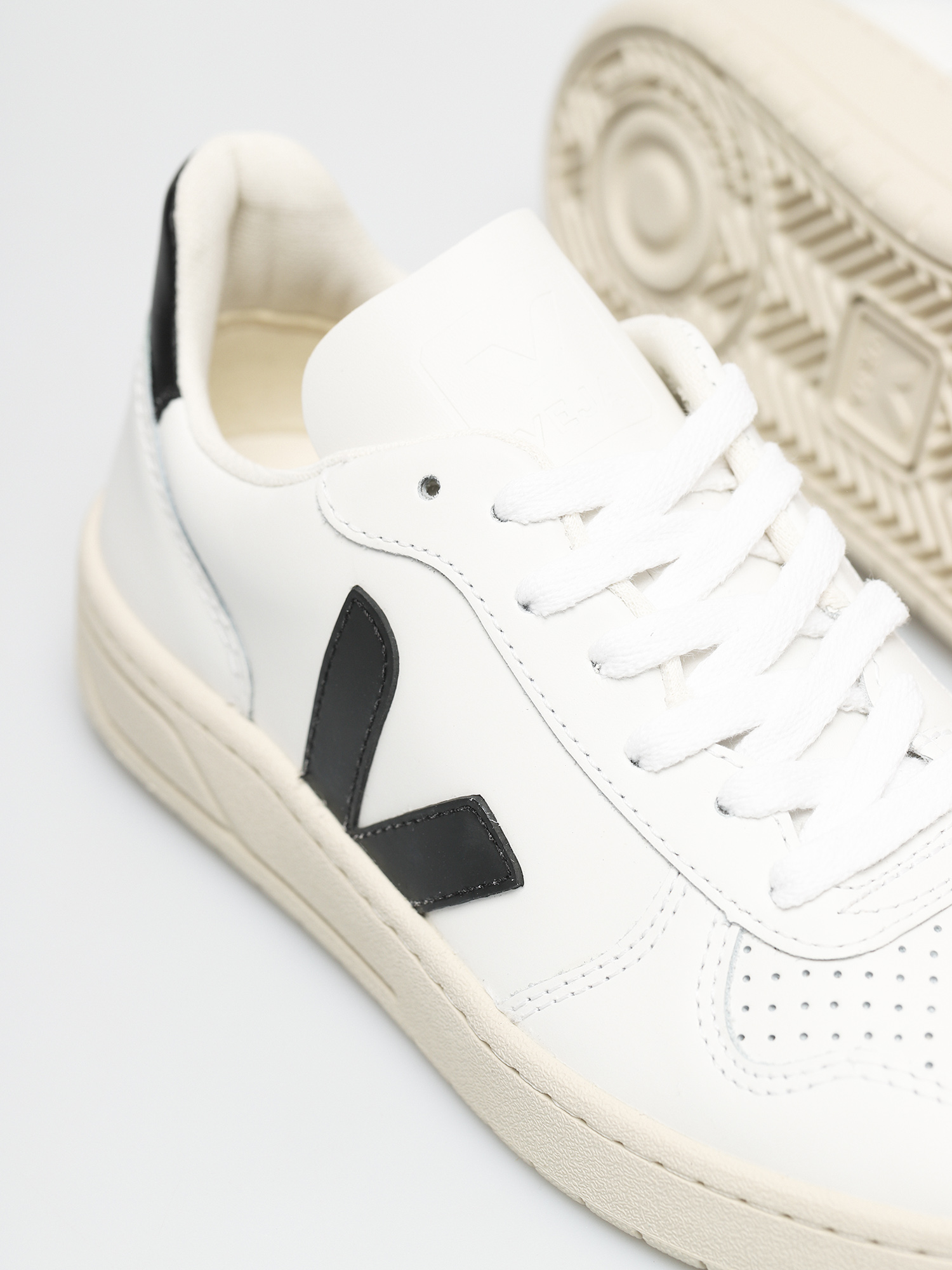Buty Veja V-10 Wmn (leather extra white black)