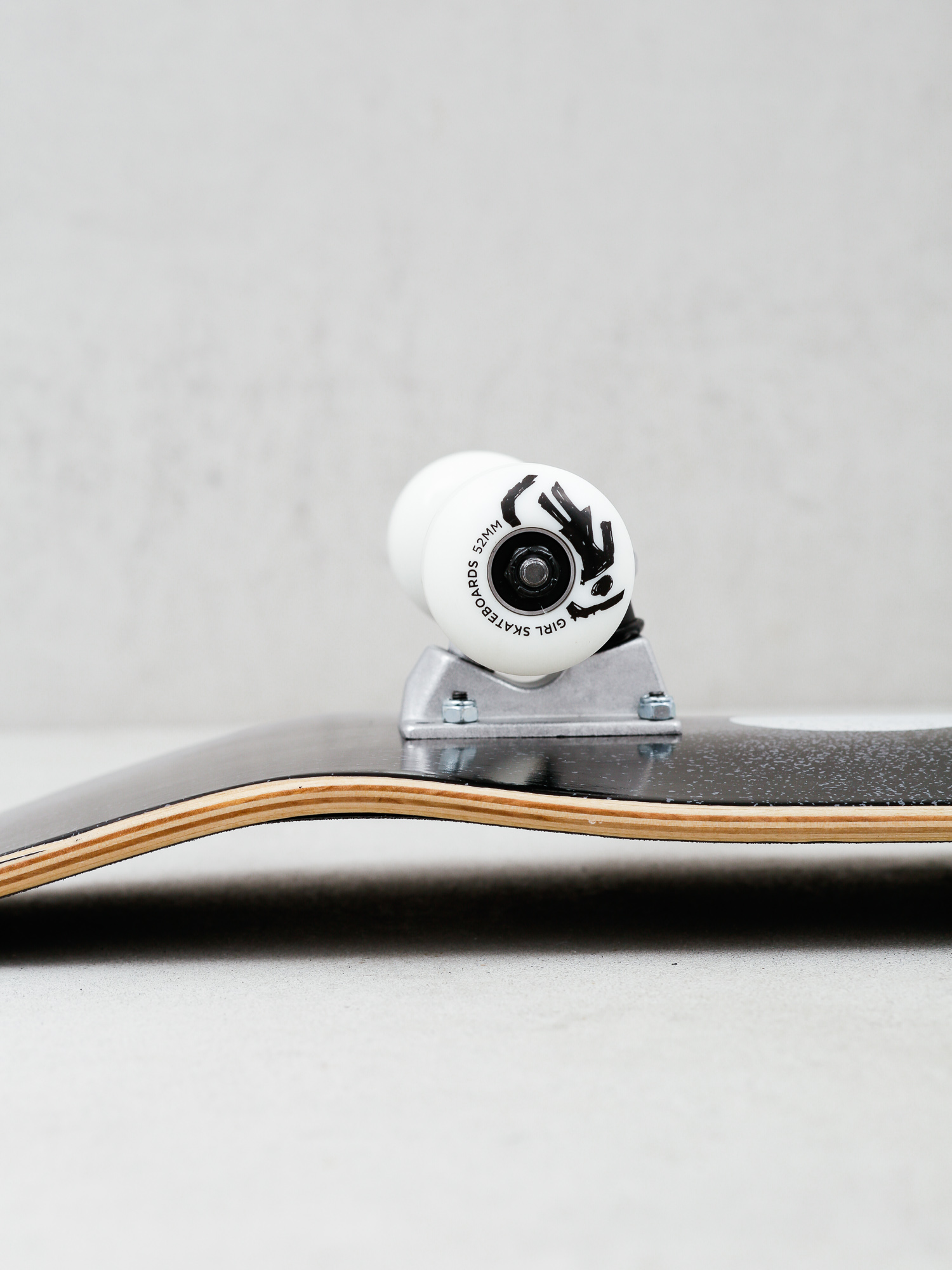 Deskorolka Girl Skateboard Bennett Roller (black/white)