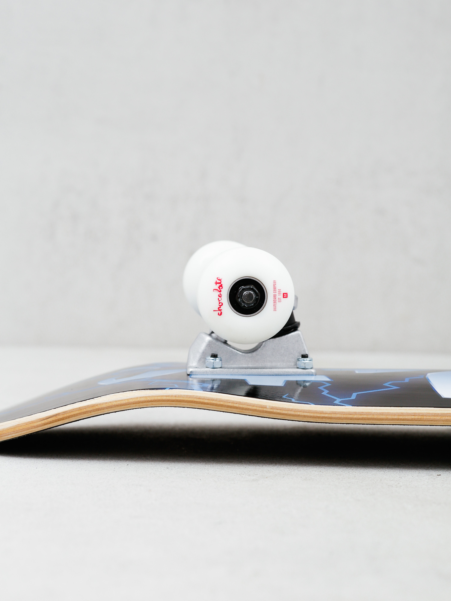 Deskorolka Chocolate Alvarez Lighting (black/blue)