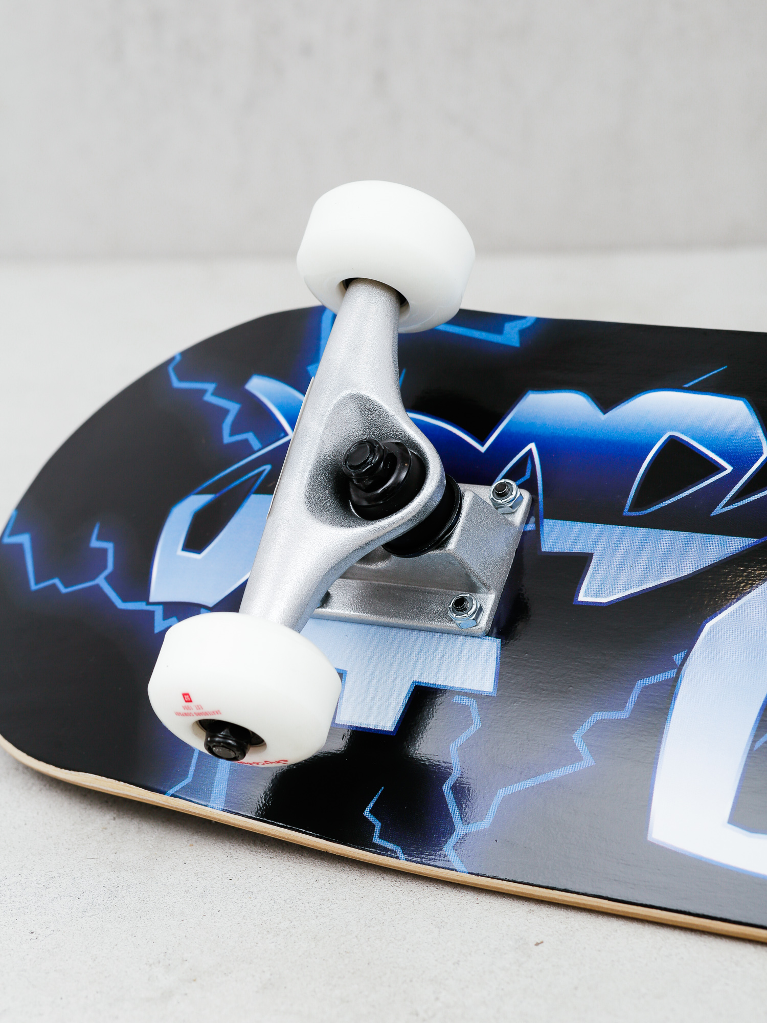 Deskorolka Chocolate Alvarez Lighting (black/blue)