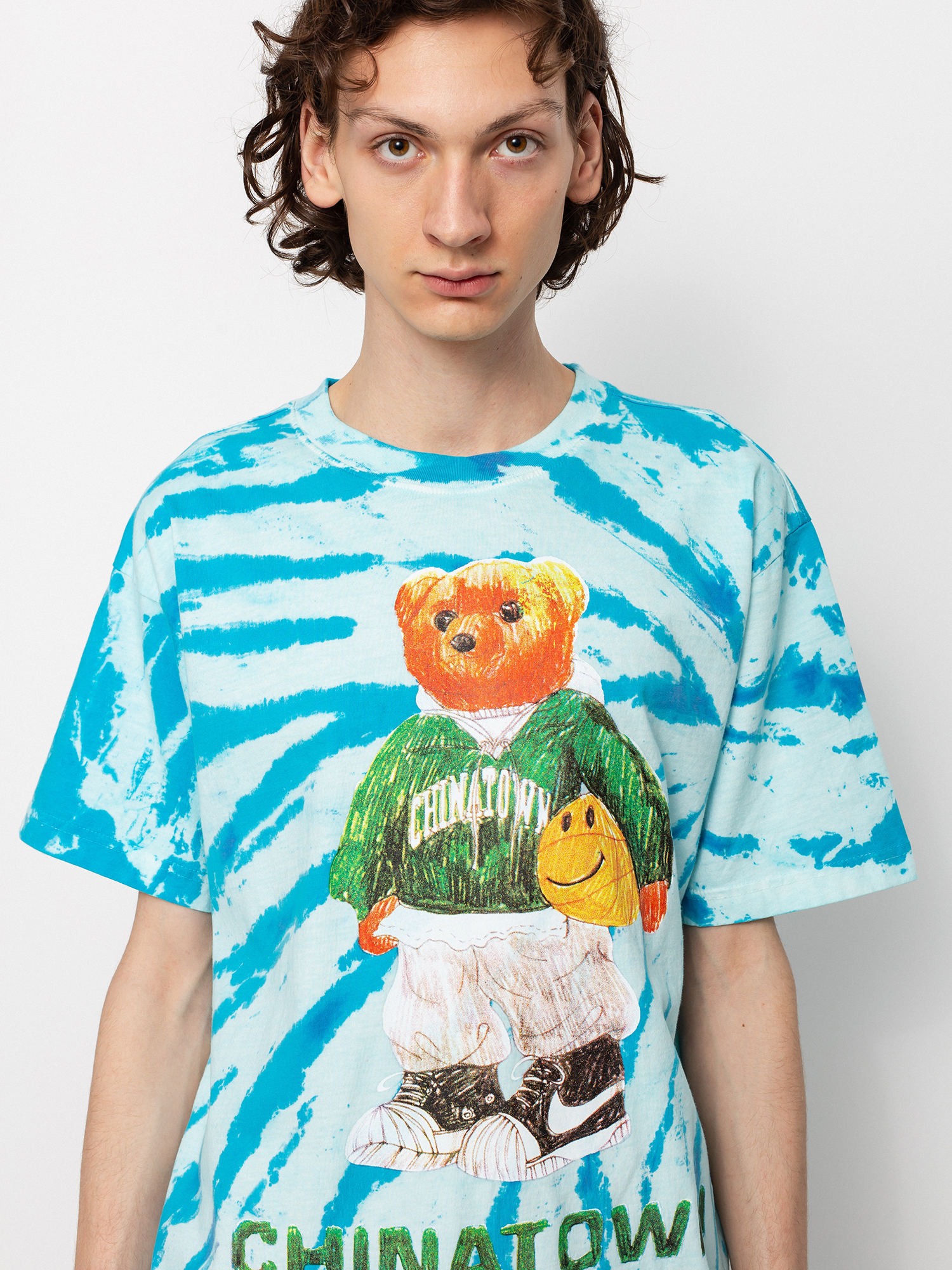 T-shirt Chinatown Market Smiley Sketch Basketball Bear (tie dye)