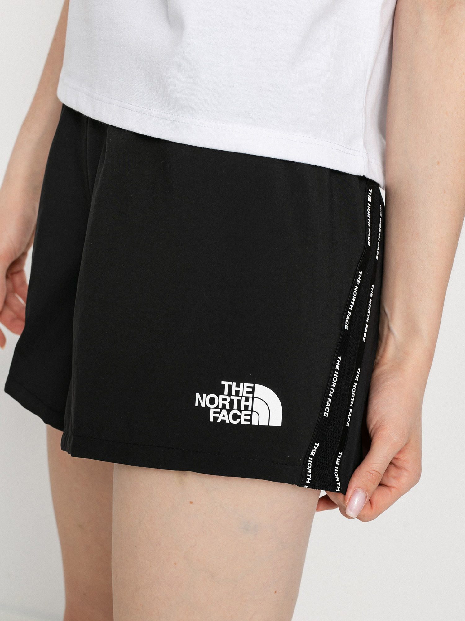 Szorty The North Face Mountain Athletics Wmn (tnf black)