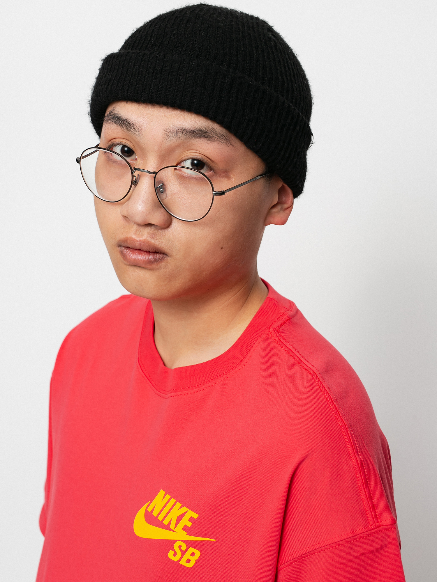 T-shirt Nike SB Left Chest Script (lt fusion red/university gold)