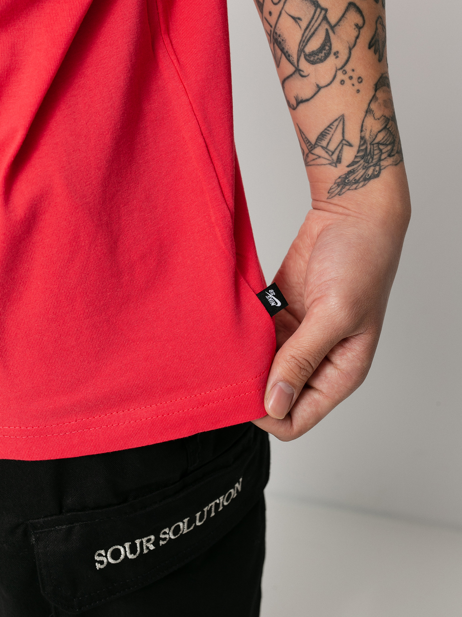 T-shirt Nike SB Left Chest Script (lt fusion red/university gold)