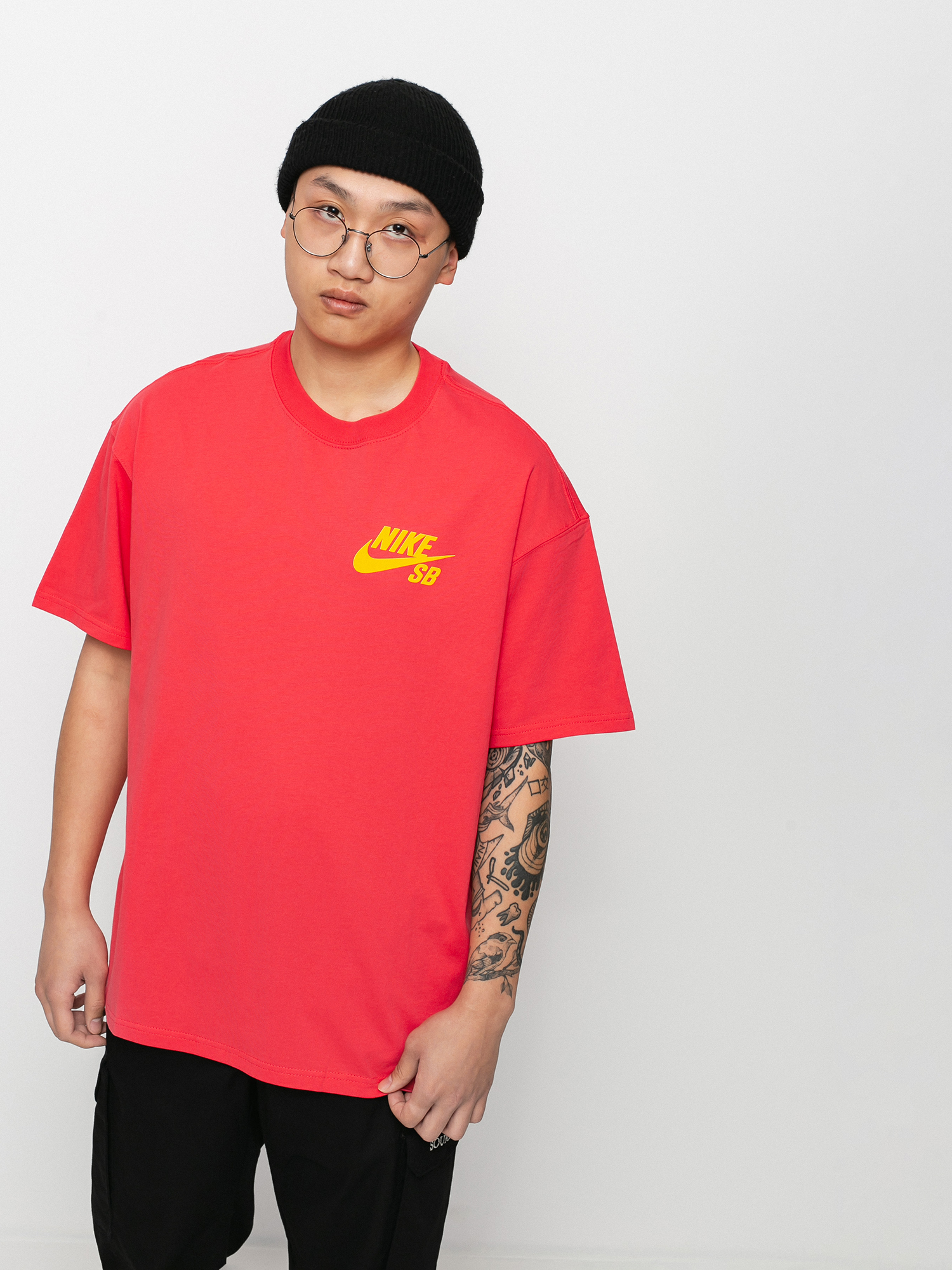 T-shirt Nike SB Left Chest Script (lt fusion red/university gold)