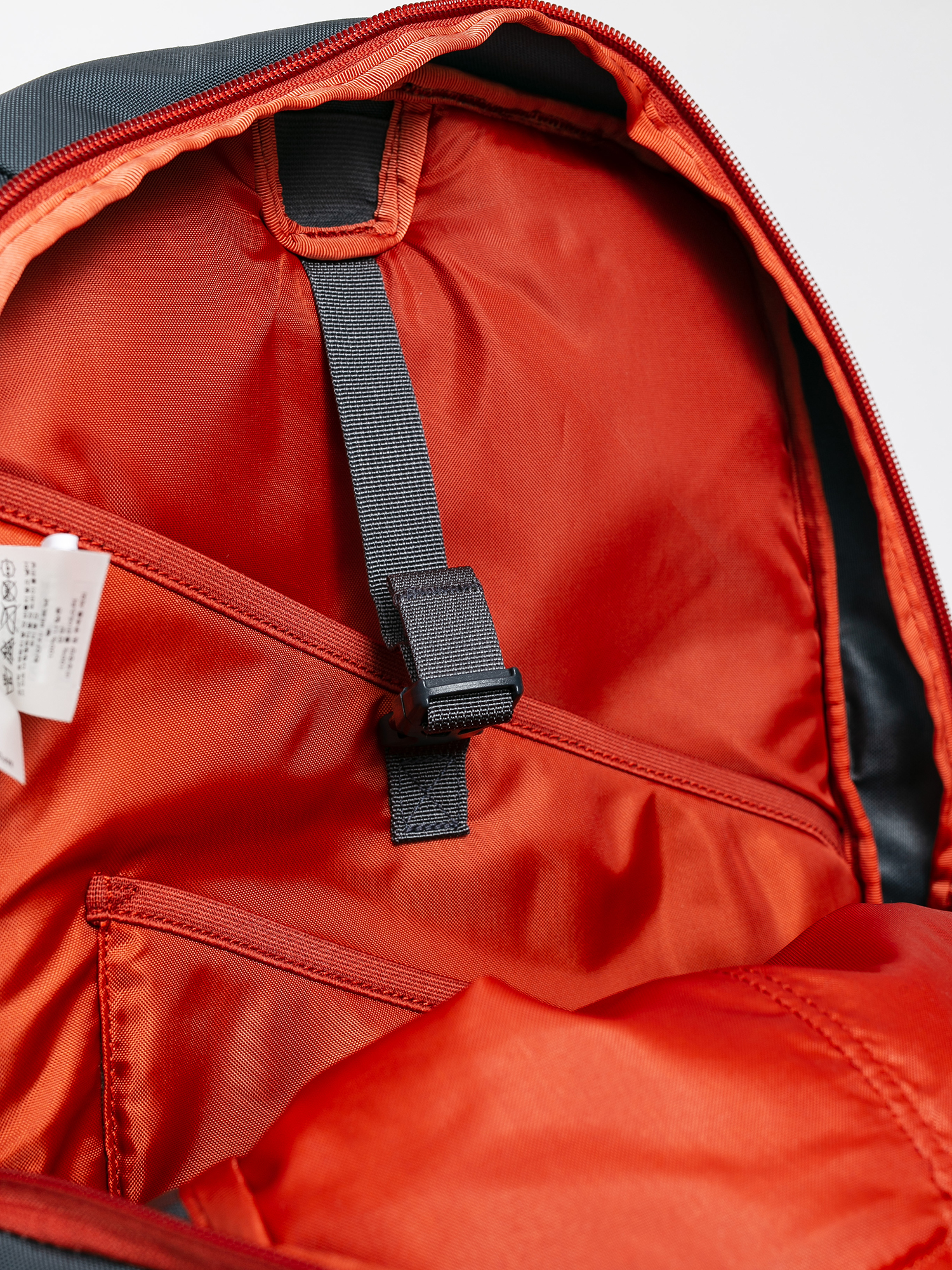 Plecak Patagonia Refugio Pack 28L (smolder blue w/roots red)
