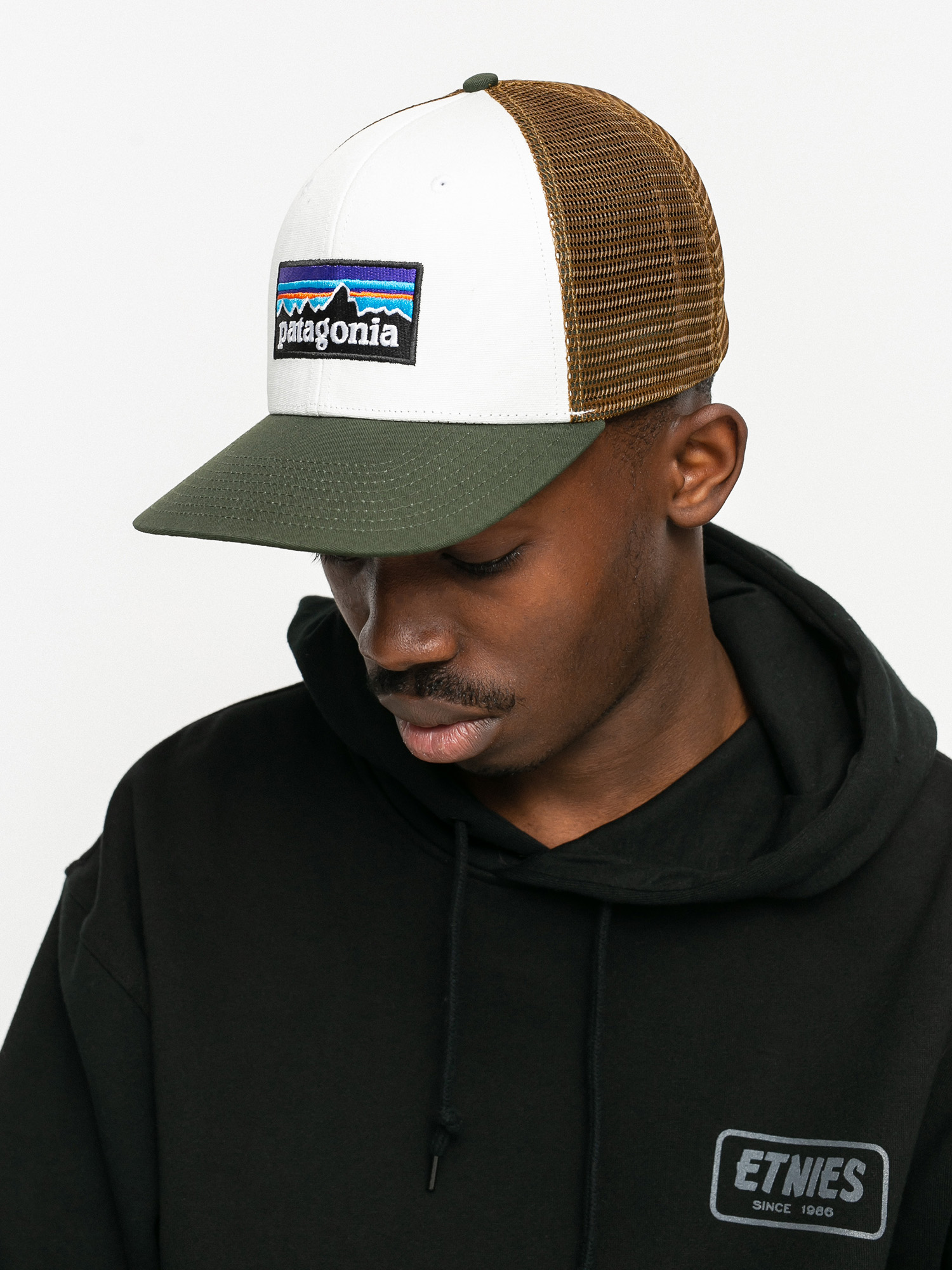 Czapka z daszkiem Patagonia P 6 Logo Trucker (white w/kelp forest)