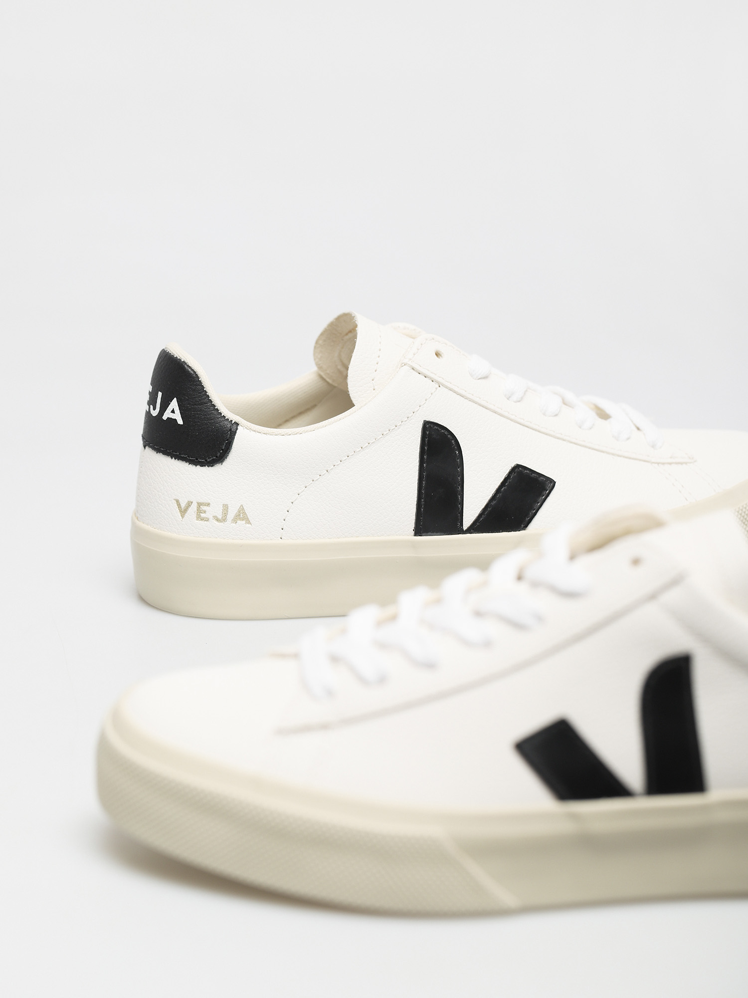 Buty Veja Campo Wmn (chromefree leather white black)