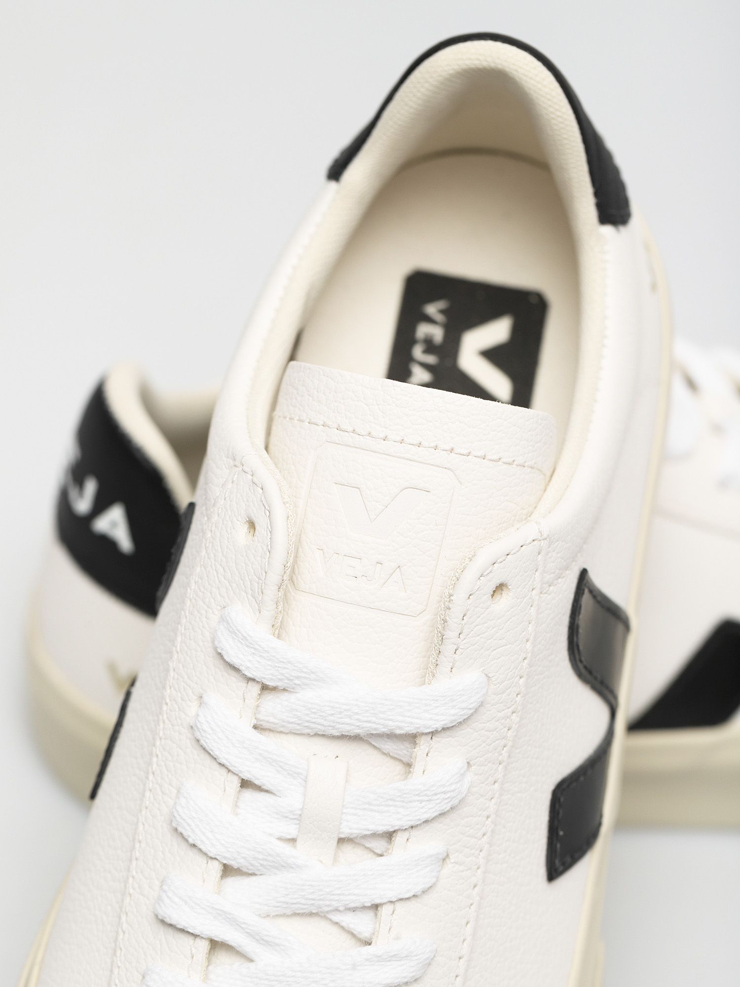 Buty Veja Campo Wmn (chromefree leather white black)