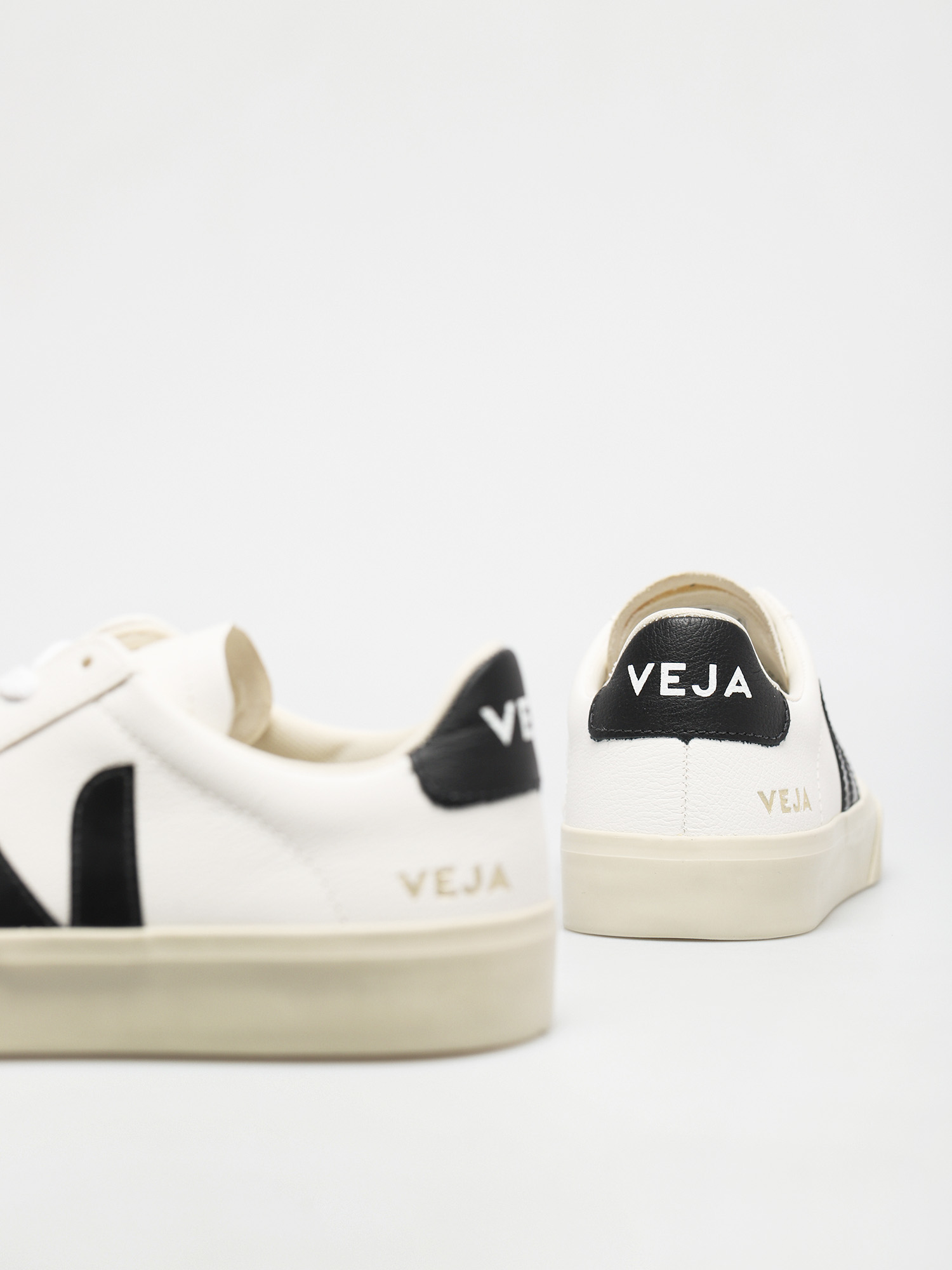 Buty Veja Campo Wmn (chromefree leather white black)